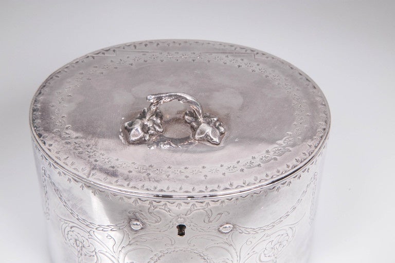 Repoussé Boîte à thé antique en argent sterling repoussé 1786 William Plummer London en vente