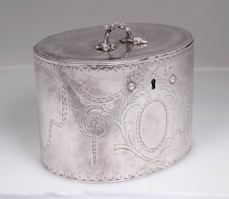 Boîte à thé antique en argent sterling repoussé 1786 William Plummer London en vente 1