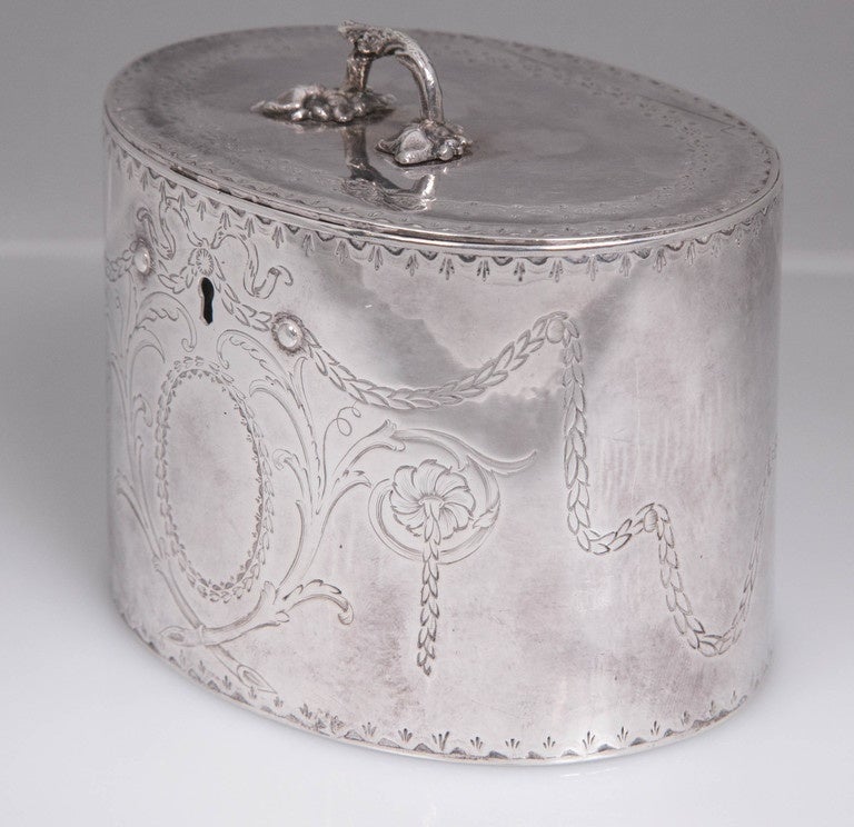 Boîte à thé antique en argent sterling repoussé 1786 William Plummer London en vente 2