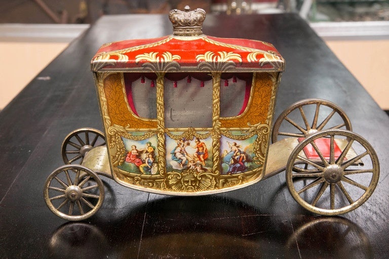 This is one of the 350 antique pieces that we have acquired from a private collector from the 18th/19th century.
Coronation Coach Biscuit Tin 1936 English W & R jacob & Co. LTD
Stamped/Signed on bottom.