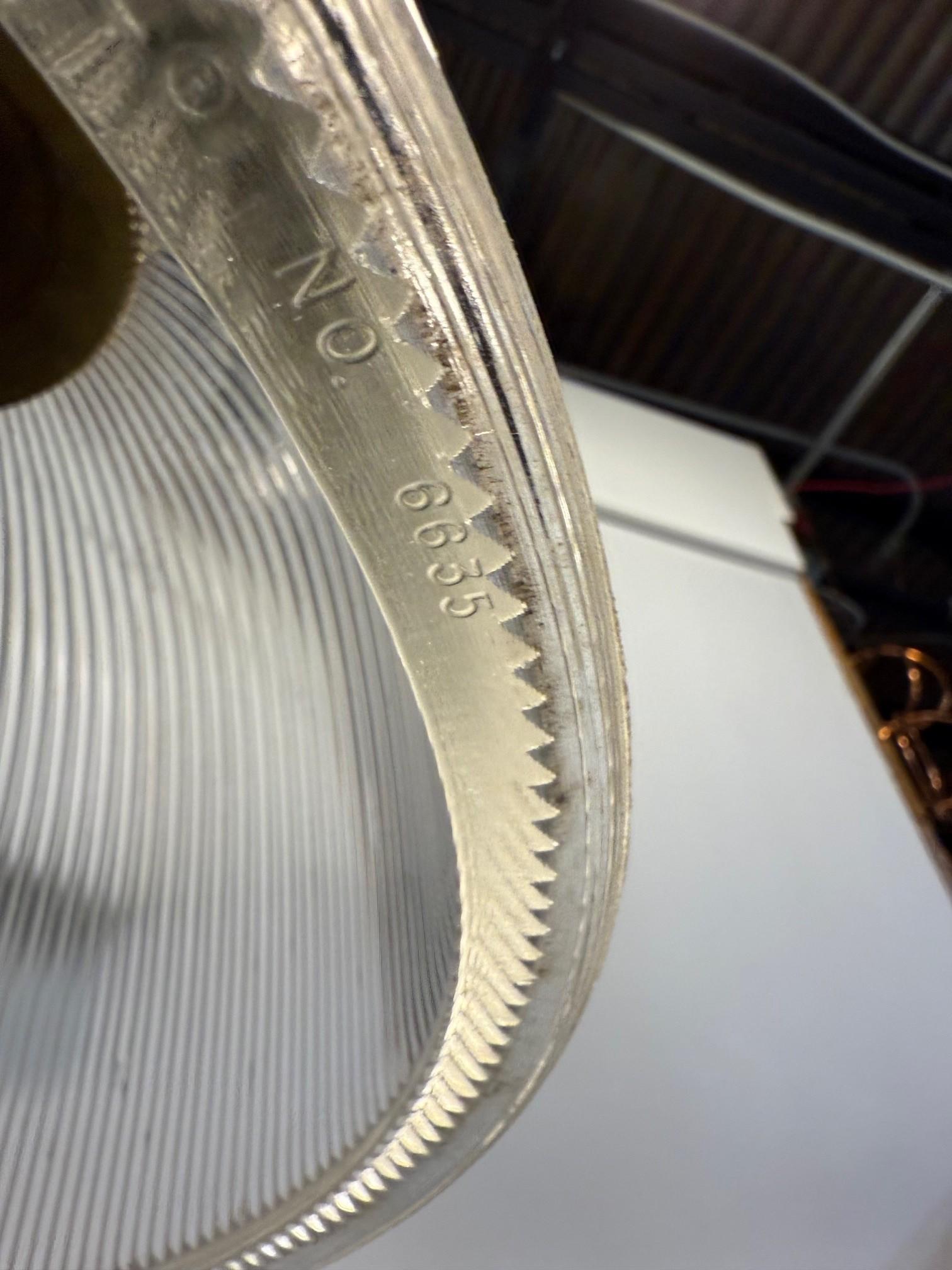 Sette luci a sospensione a globo in vetro pirex olofanico della metà del XX secolo con asta in ottone in vendita 7