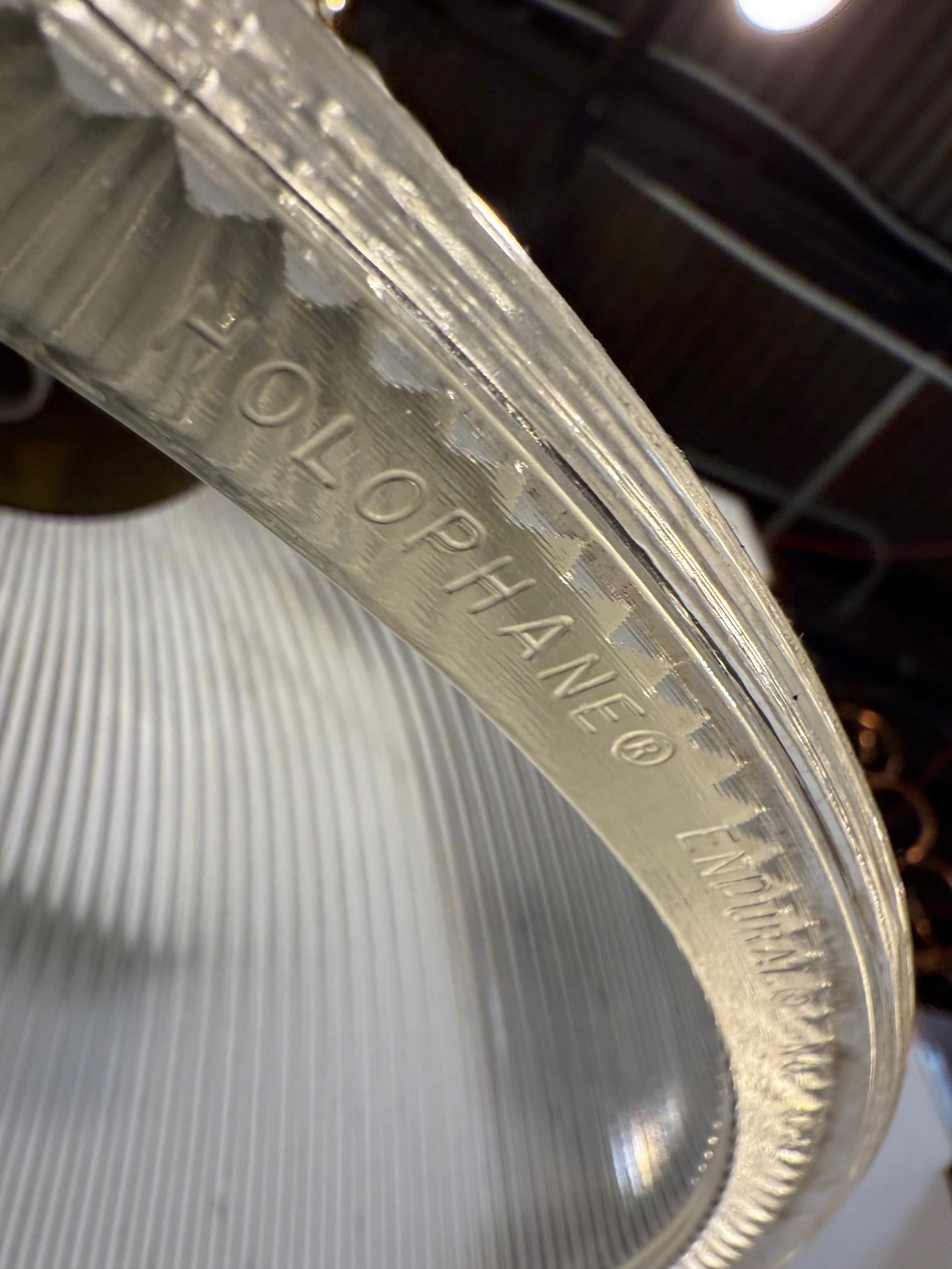 Sette luci a sospensione a globo in vetro pirex olofanico della metà del XX secolo con asta in ottone in vendita 8