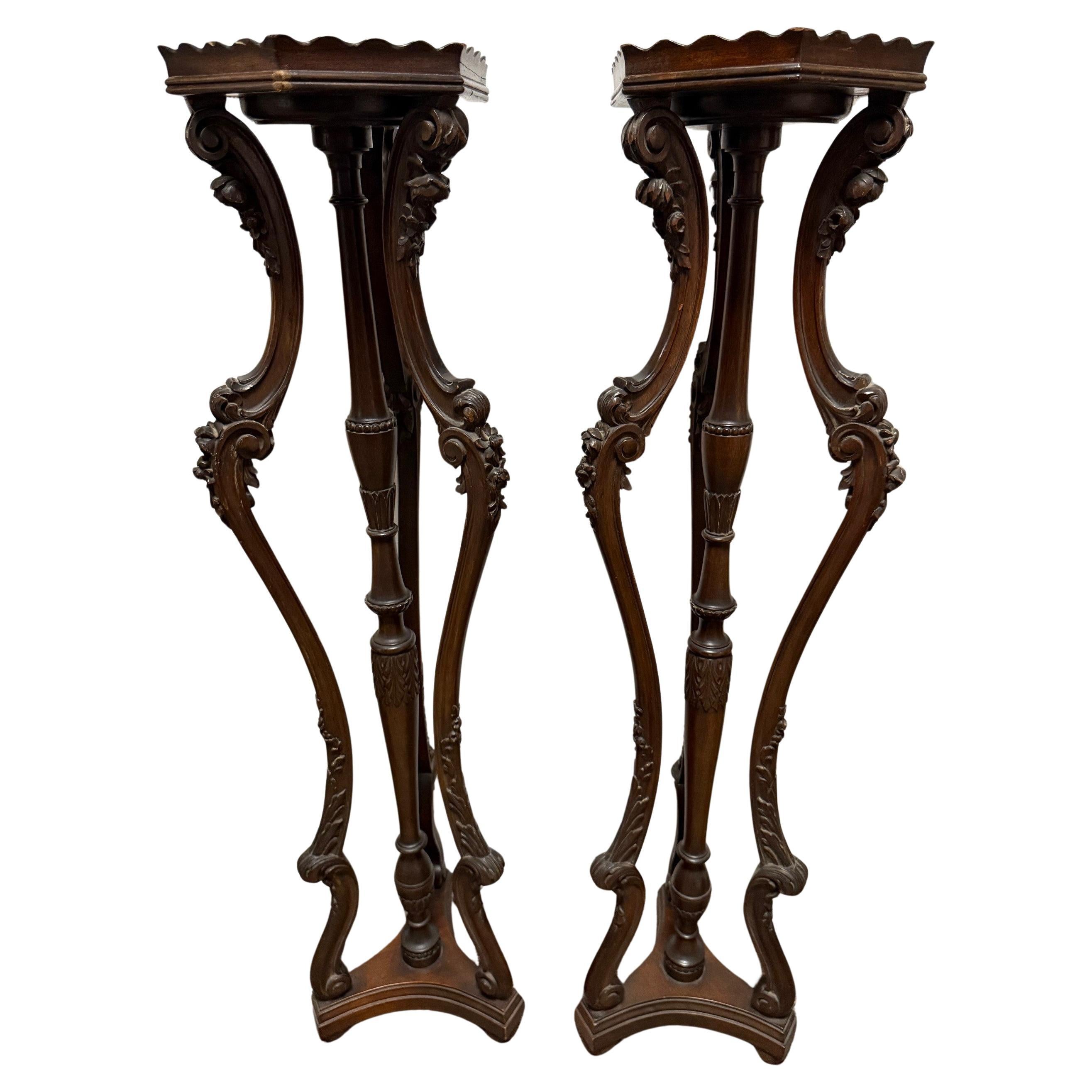 Paire de guéridons en bois sculpté en acajou de la fin du 20e siècle, supports de plantes