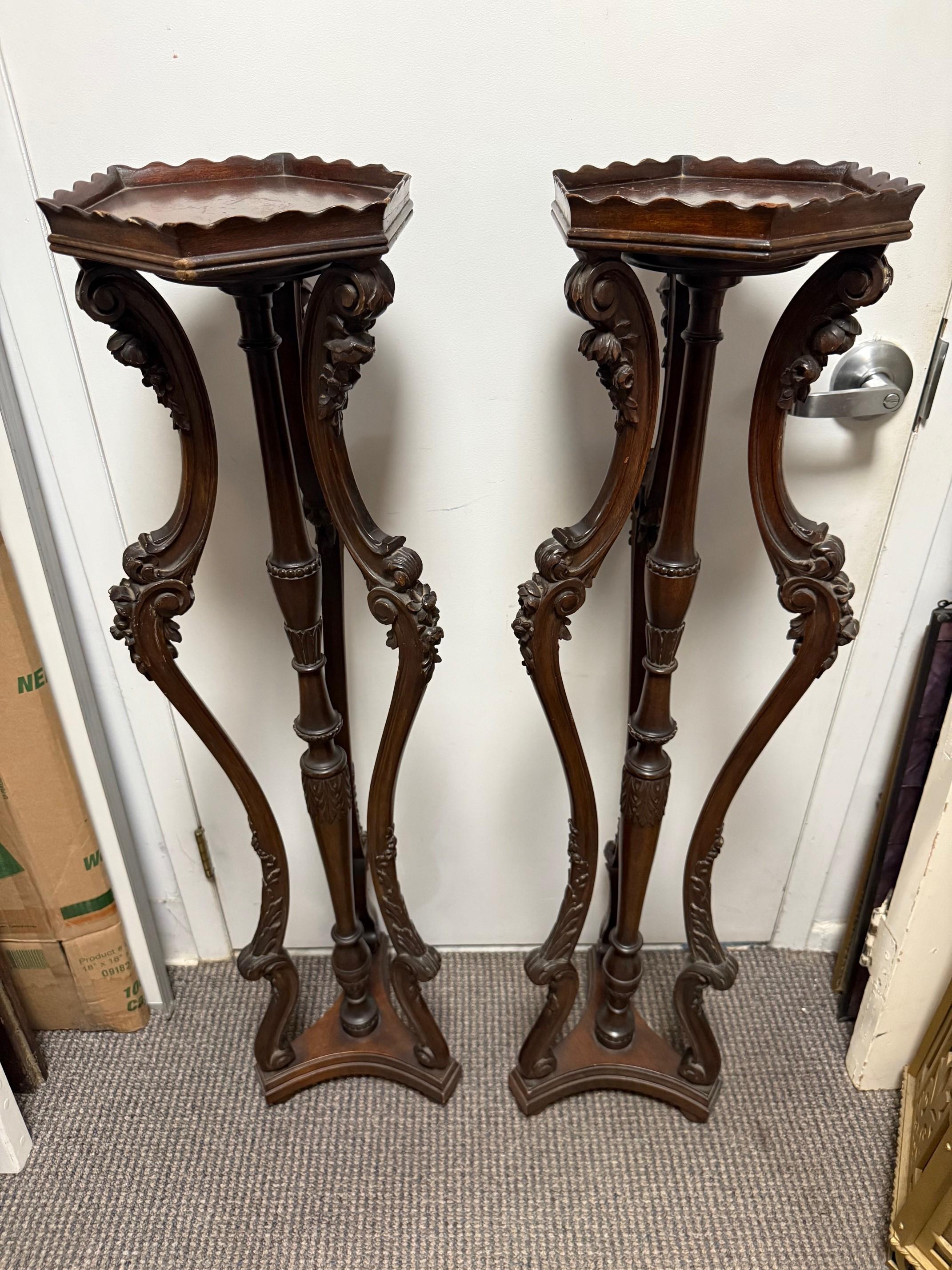 Coppia di piedistalli in legno intagliato di mogano della fine del 20° secolo, supporti per piante In condizioni buone in vendita a Stamford, CT
