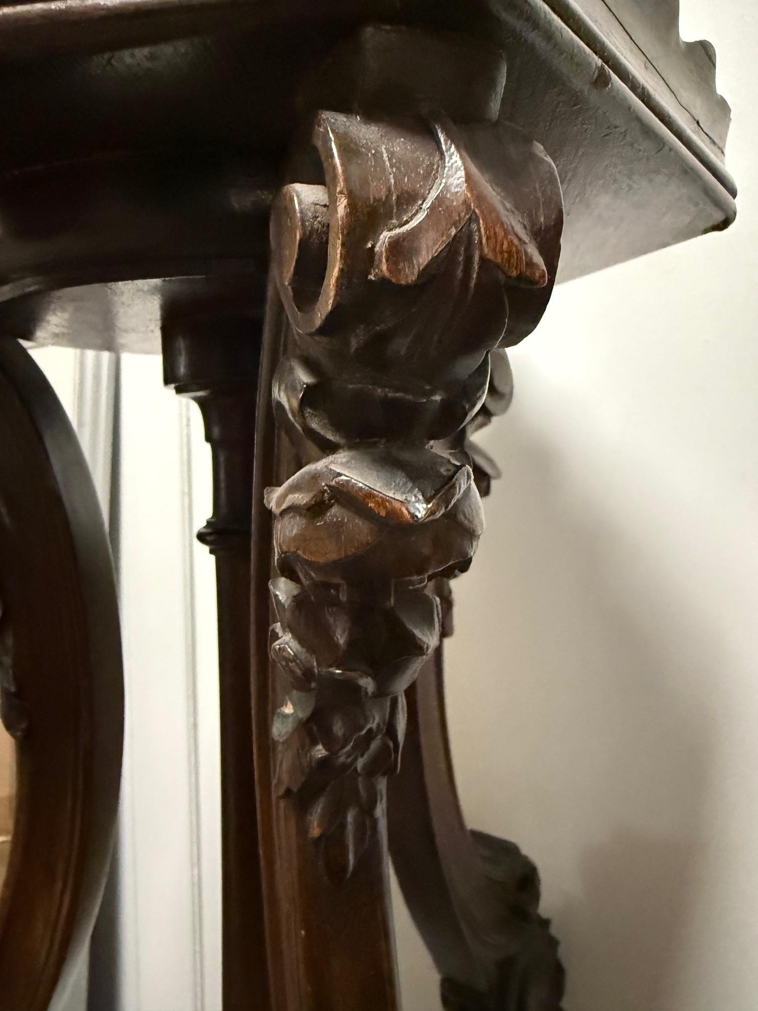 Coppia di piedistalli in legno intagliato di mogano della fine del 20° secolo, supporti per piante in vendita 10
