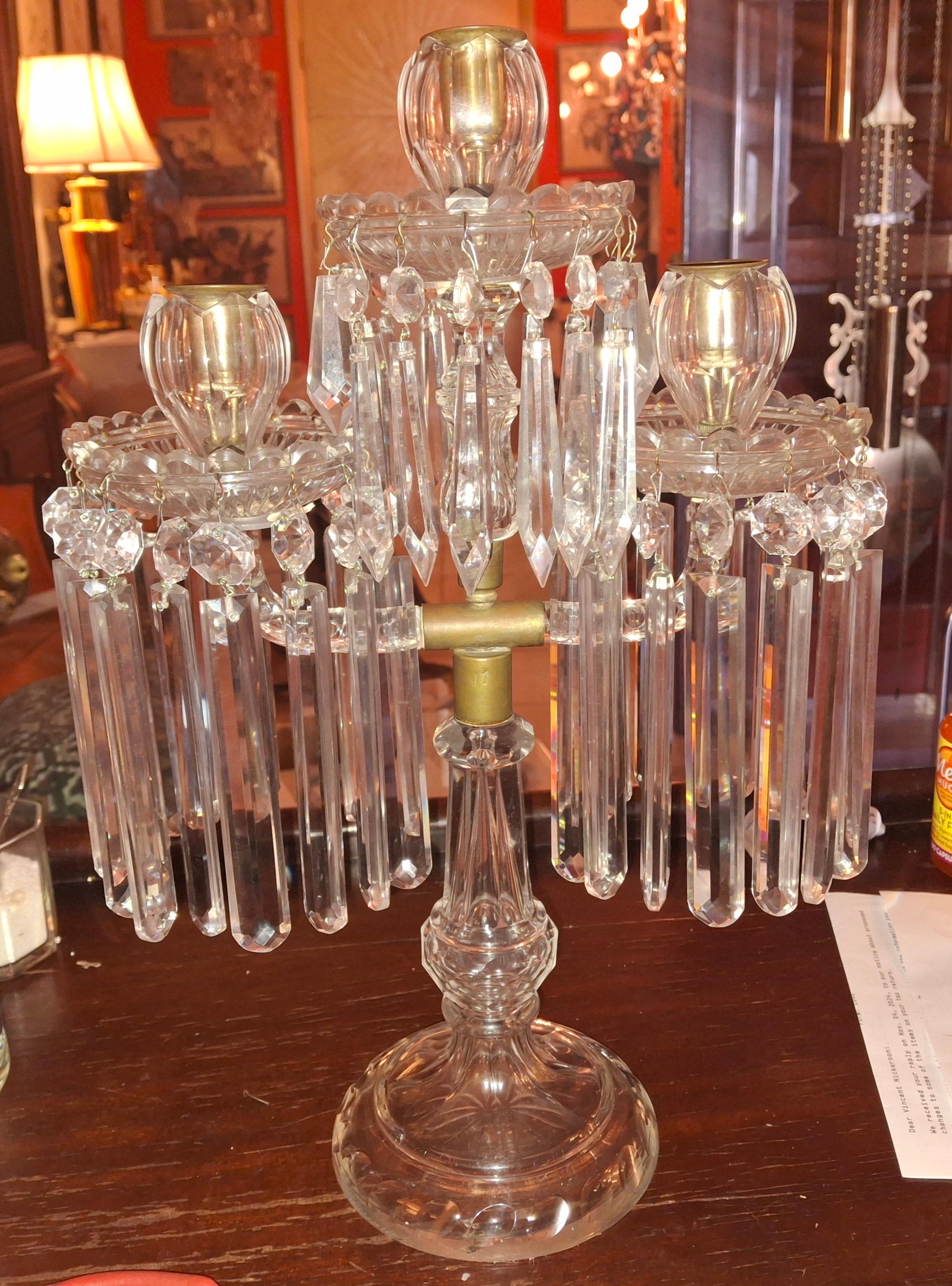 Candelabro francés del s. XIX de cristal tallado atribuido a Baccarat. Impresionante vela de cristal tallado en forma de tulipán. Hallazgo inmobiliario en Miami Beach. Sin astillas, grietas ni roturas.