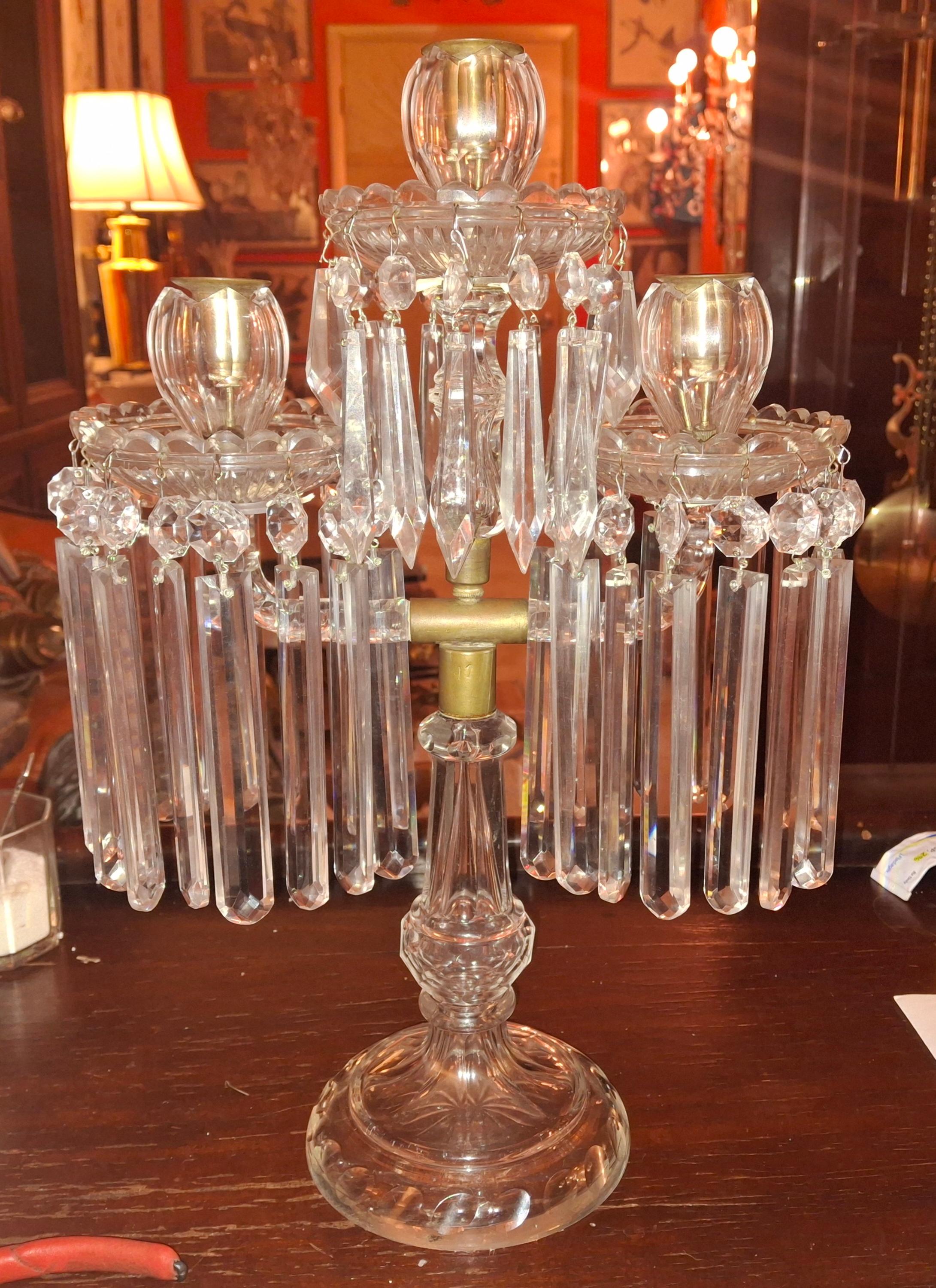 Candelabro tulipán de cristal tallado francés del s. XIX atribuido a Baccarat Luis XVI en venta