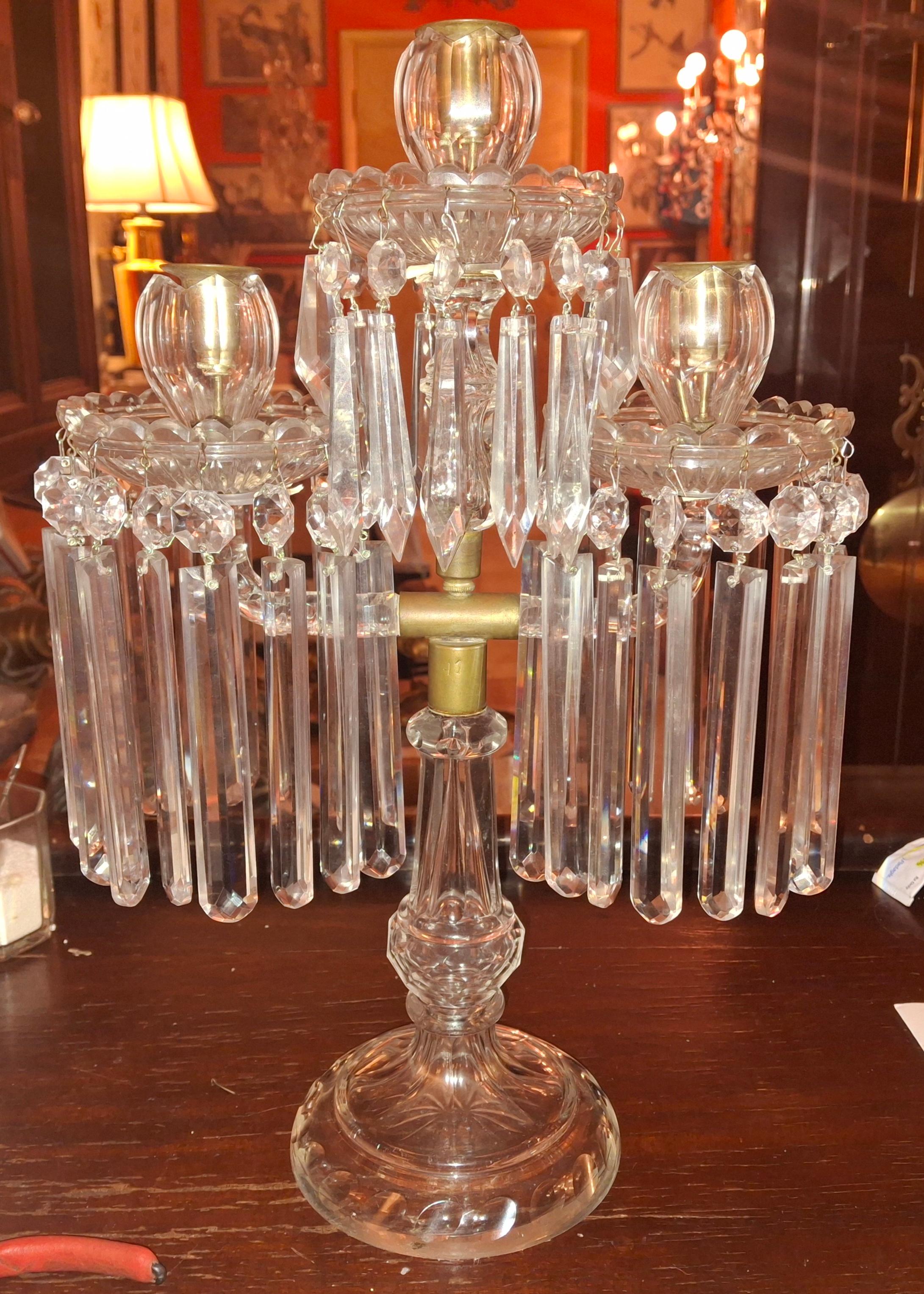 Candelabro tulipán de cristal tallado francés del s. XIX atribuido a Baccarat en Bueno estado para la venta en Opa Locka, FL