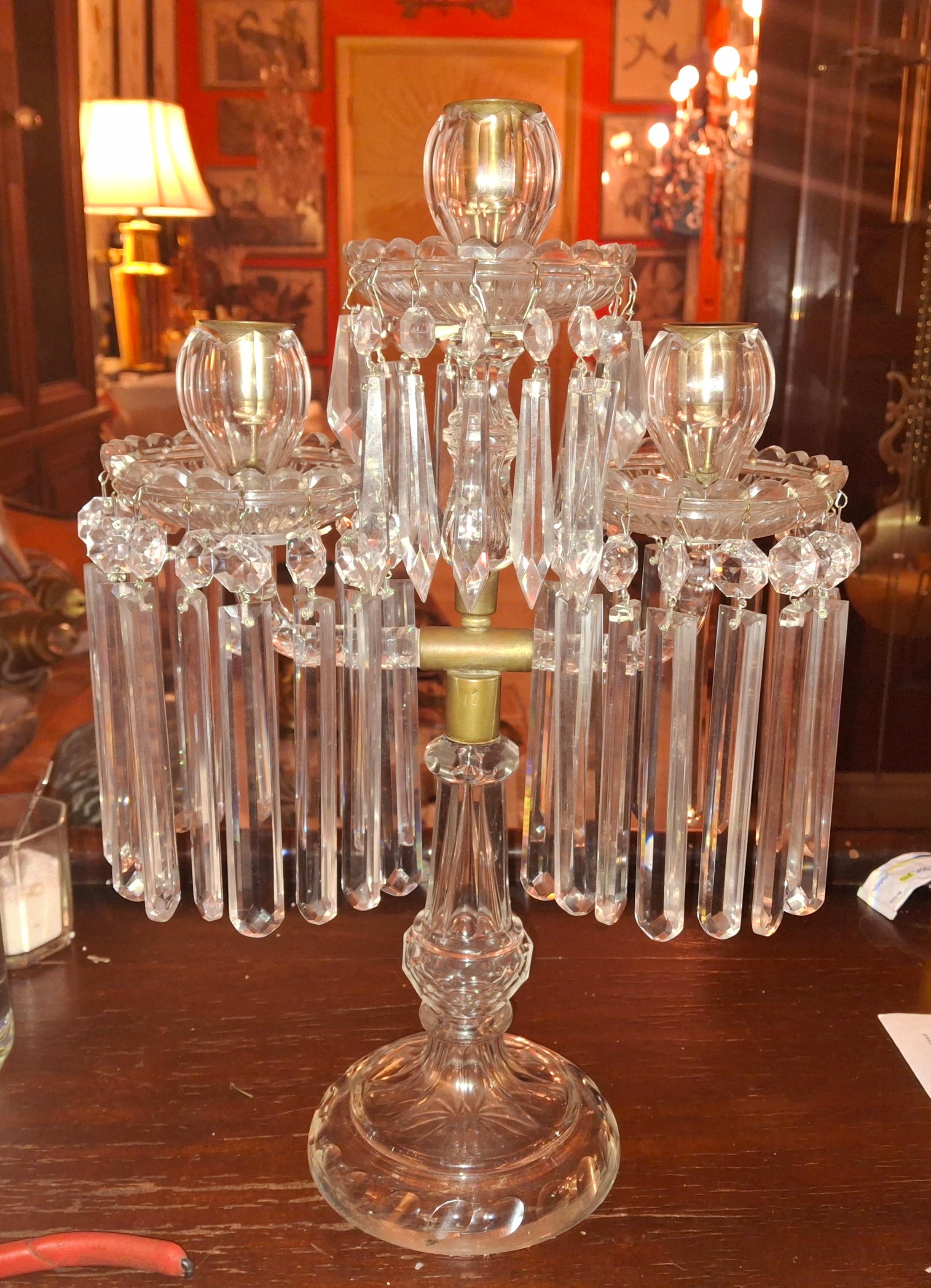 Candelabro tulipán de cristal tallado francés del s. XIX atribuido a Baccarat Francés en venta