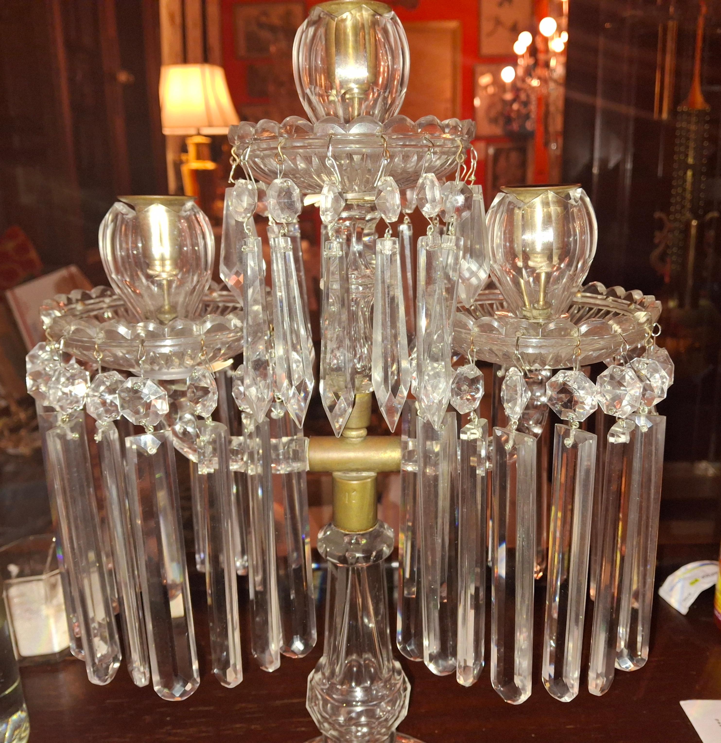 Candelabro tulipán de cristal tallado francés del s. XIX atribuido a Baccarat Vidrio cortado en venta