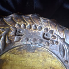 Paire d'appliques murales britanniques de style géorgien en laiton repoussé, datant de 1820 environ, avec miroir