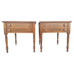 Coppia di tavolini da salotto/comodini in stile tradizionale degli anni '50 della Lambert Hitchcock Co.