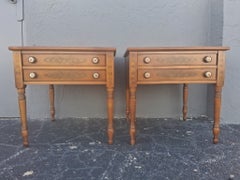 Coppia di tavolini da salotto/comodini in stile tradizionale degli anni '50 della Lambert Hitchcock Co.
