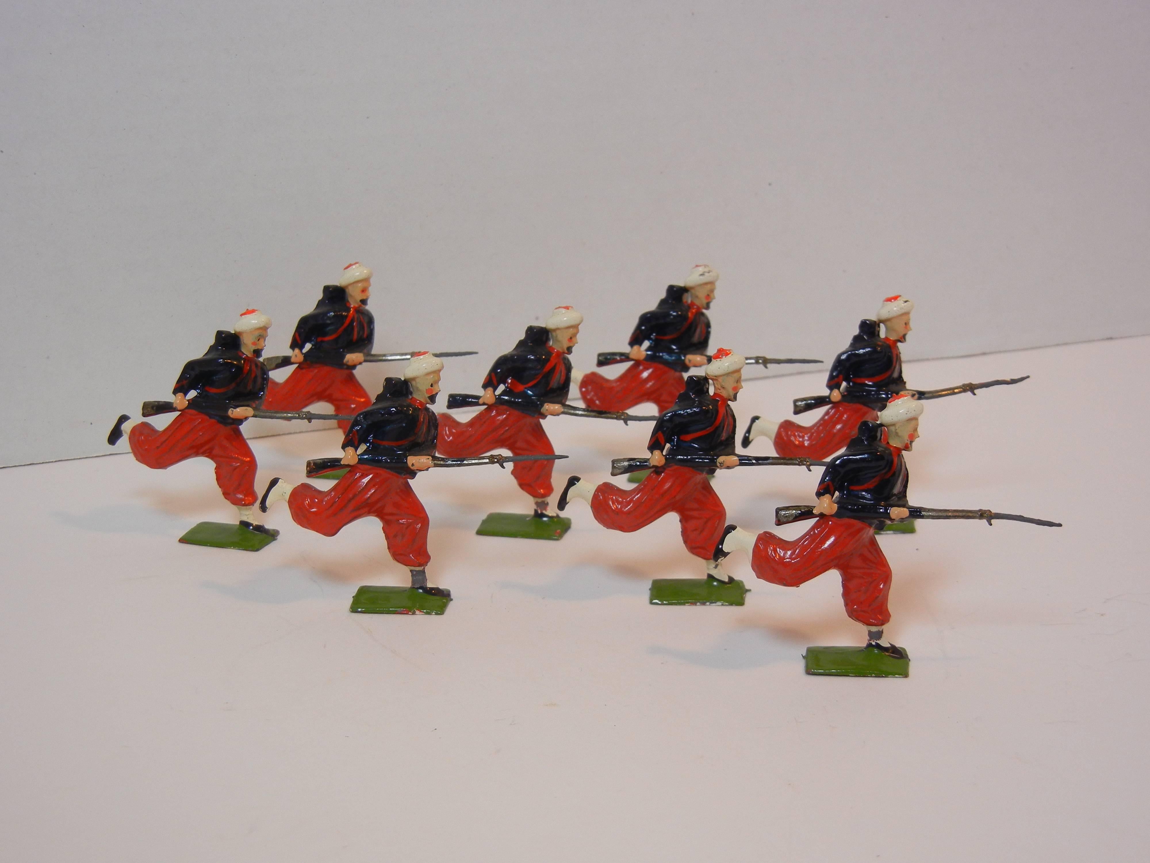 Britains Toy Set #142, French Zouaves Charging with Fixed Bayonets, 1930-1940 In Excellent Condition In Quechee, VT