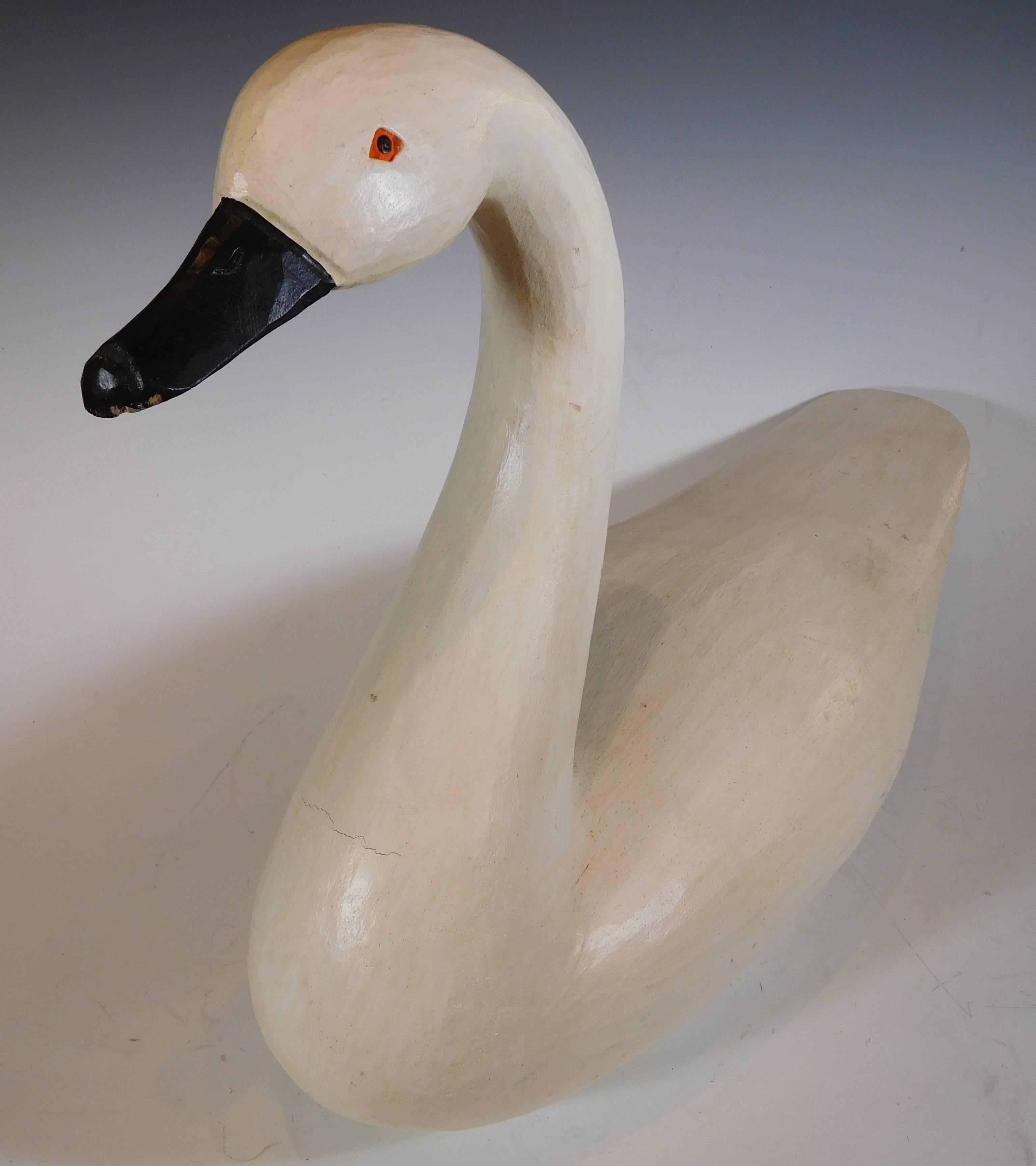 Mid-20th Century Large Folk Art Swan Decoy in Carved and Painted Wood, New England, 20th Century