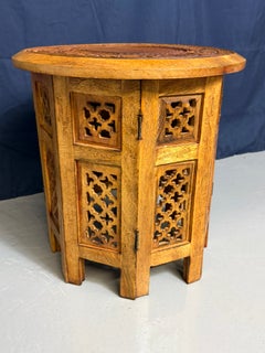 Petite table pliante sculptée à la main, originaire de Hoshiarpur