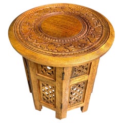 Petite table pliante sculptée à la main, originaire de Hoshiarpur