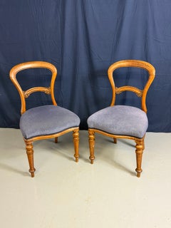Chaises victoriennes anciennes à dossier bombé datant du XIXe siècle (vers 1860–1