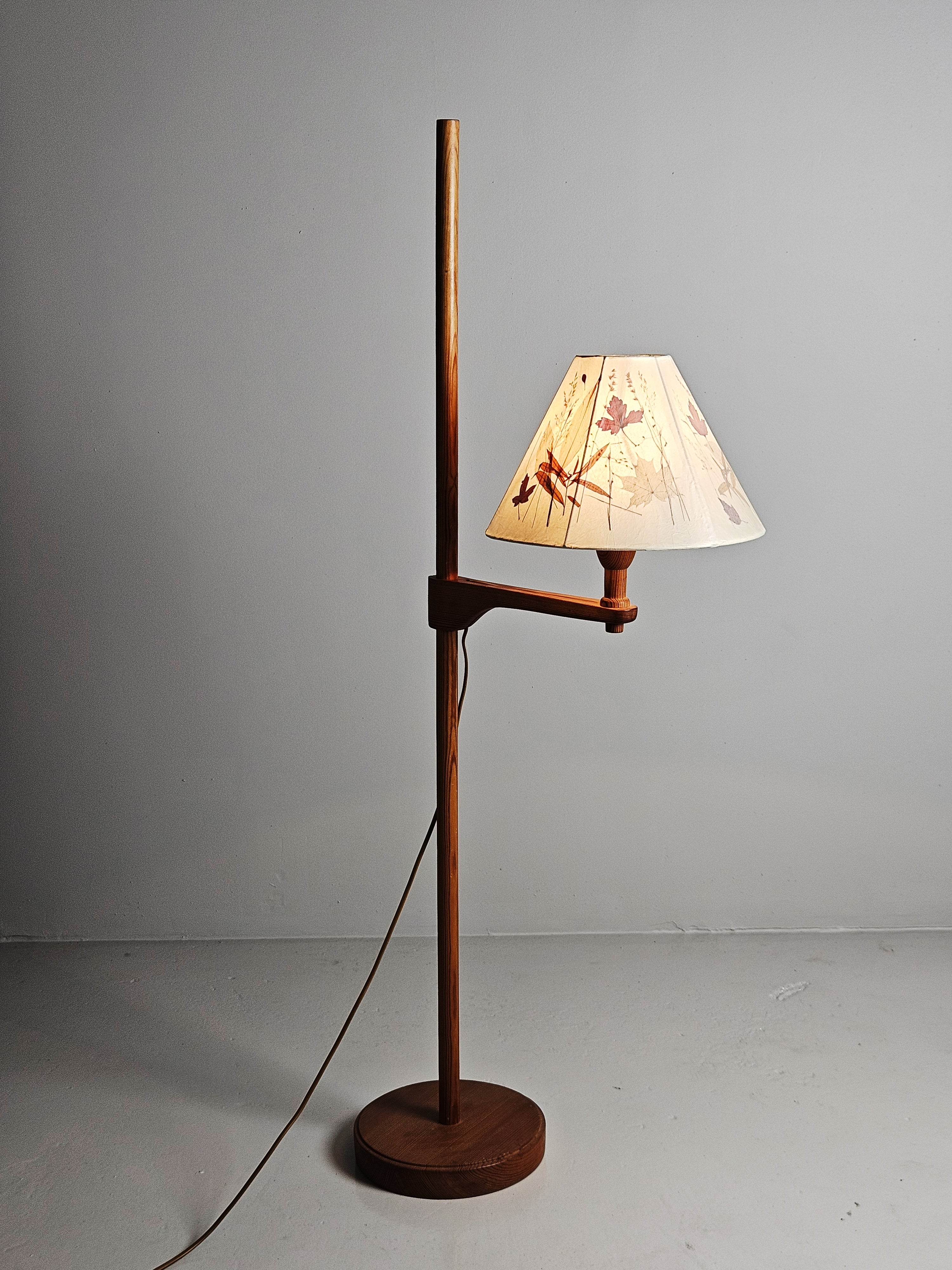 Pine floor lamp 'Staken' by Carl Malmsten, Sweden, 1940s For Sale