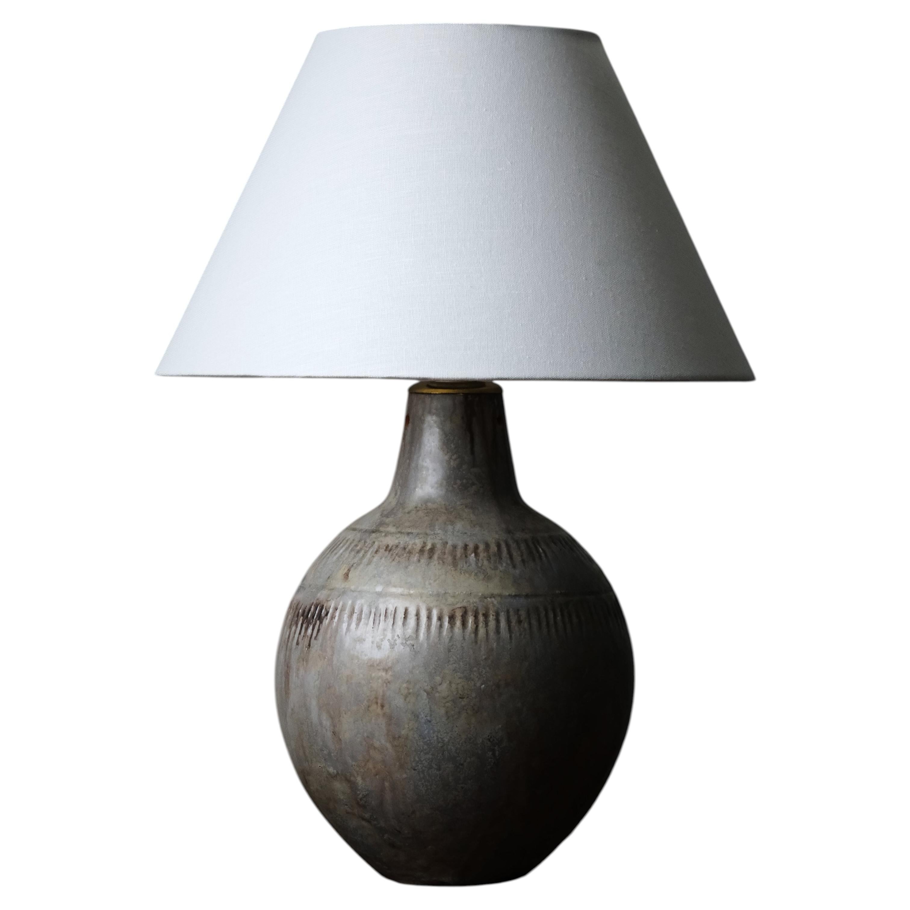 Lampe de table signée Hildur Haggård, en grès gravé, Suède, années 1930