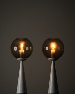Ein Paar Tischlampen aus Porzellan und Rauchglas von Hans-Agne Jakobsson, 1950er Jahre