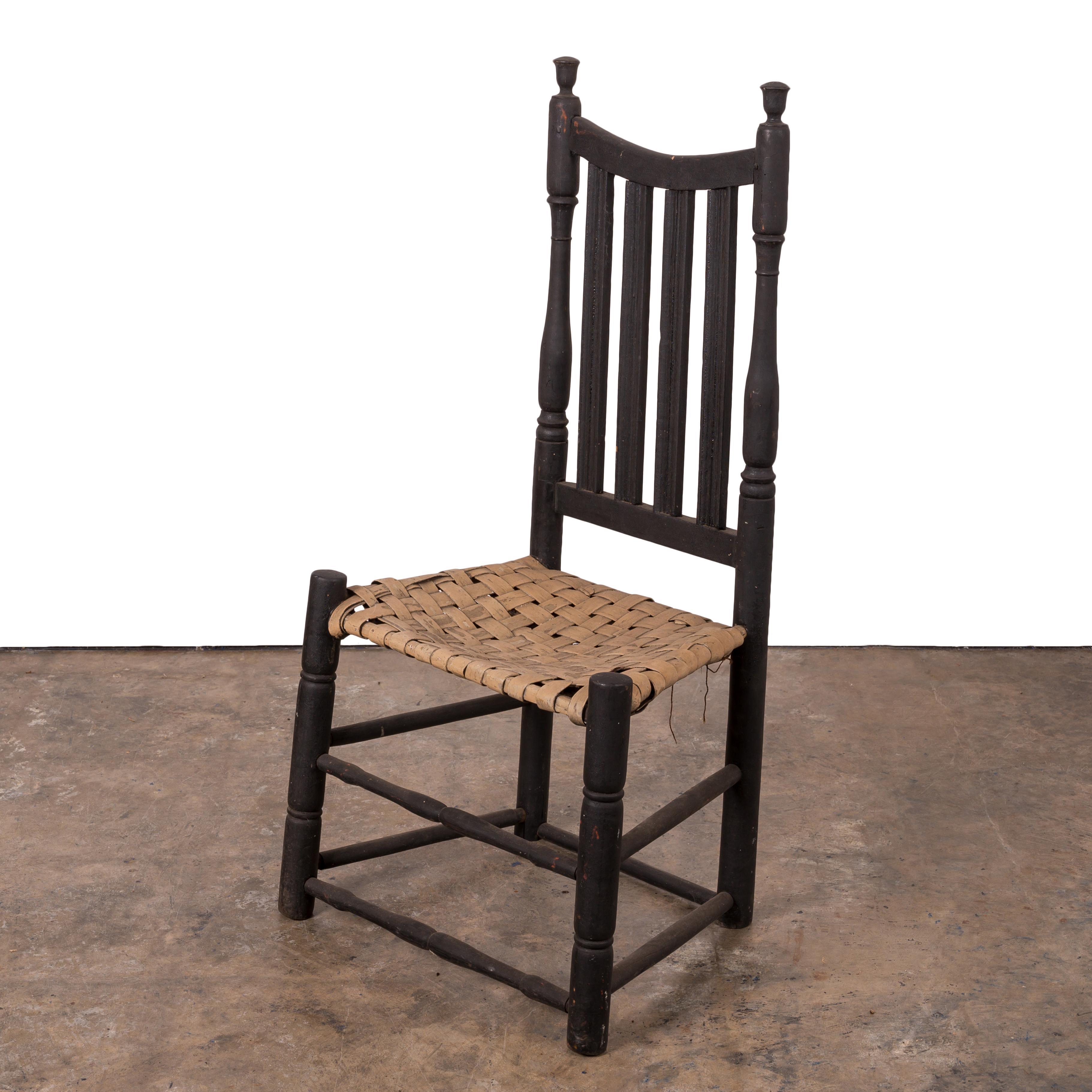 Chaise d'appoint du Connecticut du 18e siècle à empiècement et dossier à balustrade, avec assise en chêne fendu.  Vieille peinture noire et siège peint en beige.  



19 pouces de largeur par 15 pouces de profondeur par 37 ¾ pouces de hauteur ;