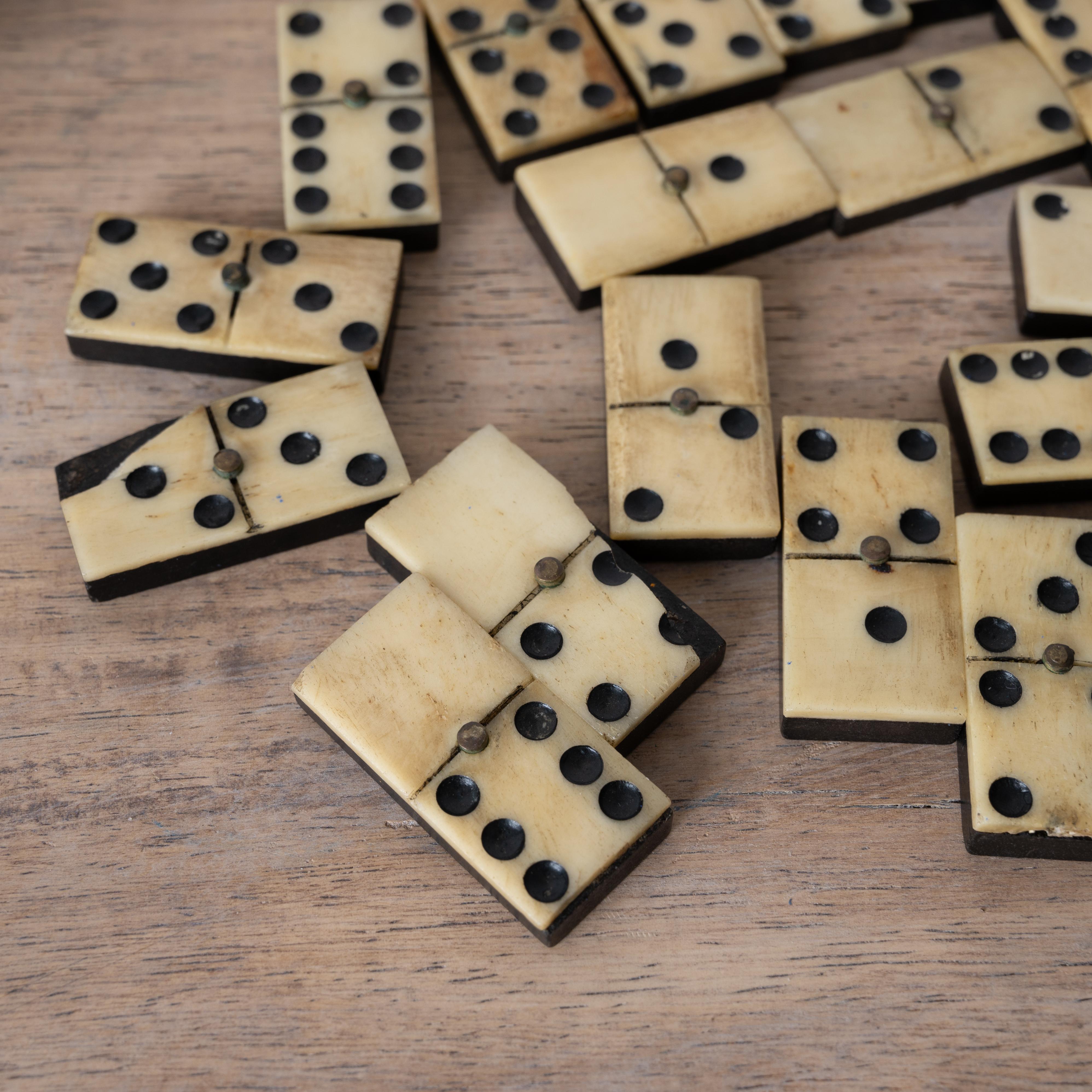 Domino inglese in osso ed ebano, 1900 ca. In condizioni discrete in vendita a Savannah, GA