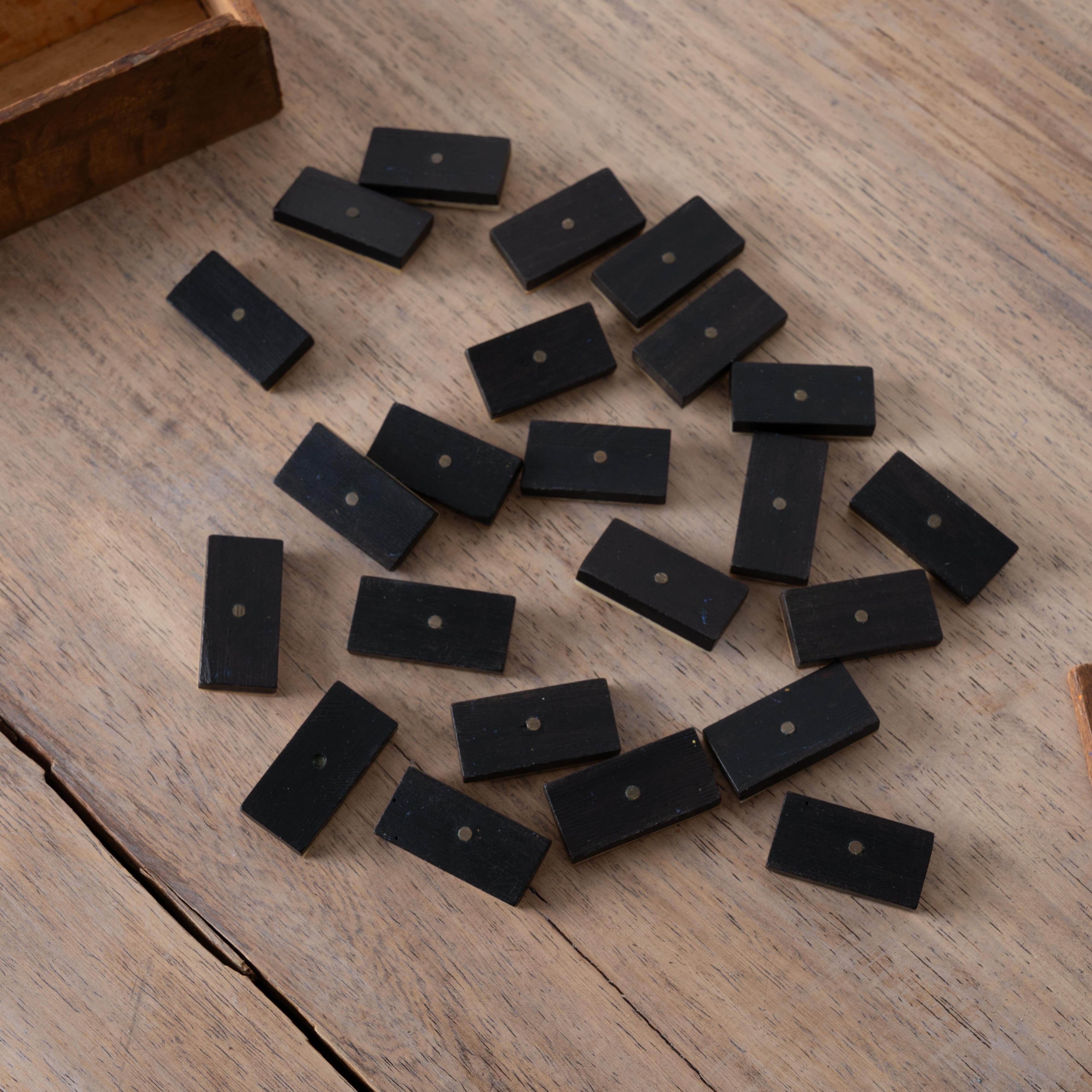 Inizio XX secolo Domino inglese in osso ed ebano, 1900 ca. in vendita
