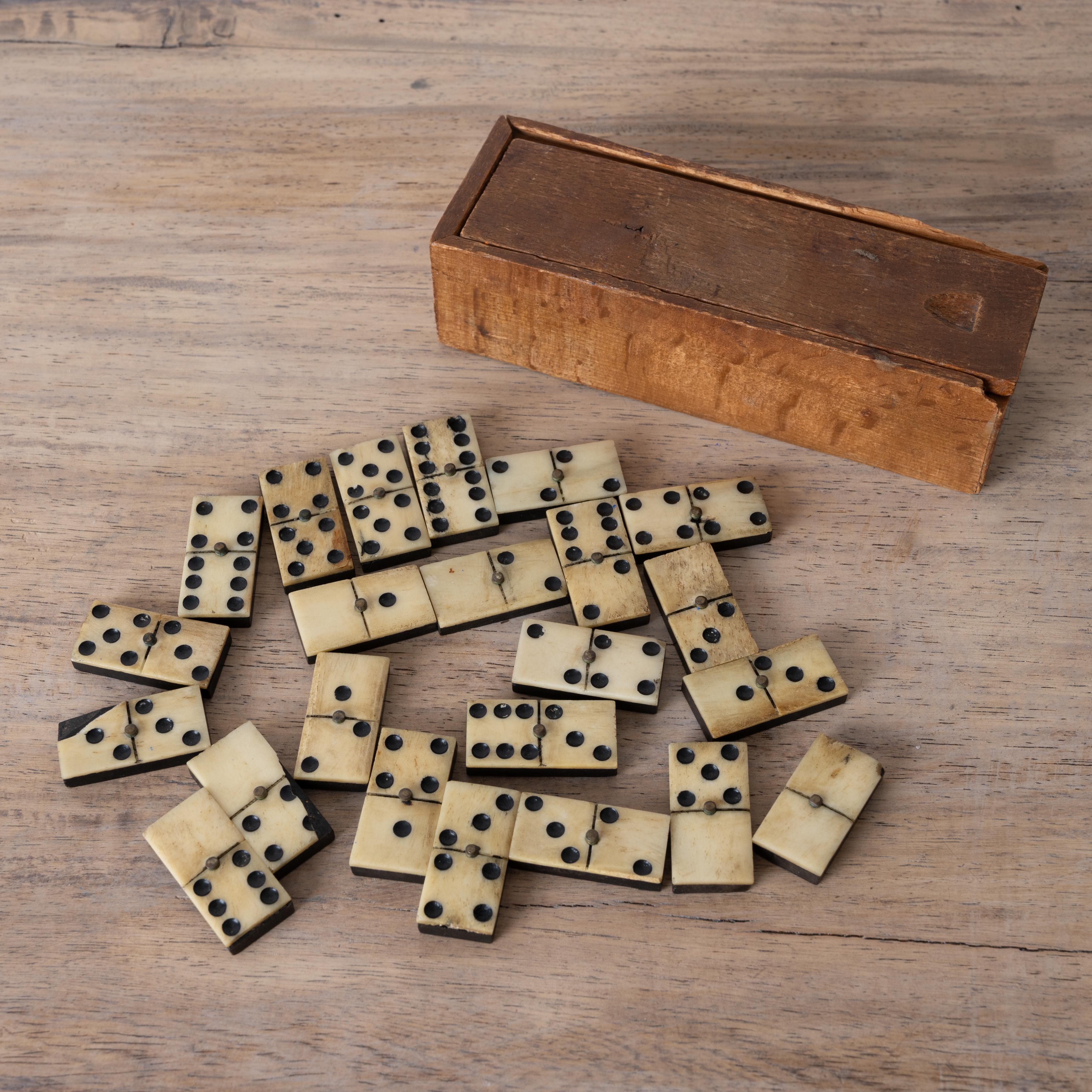 Un set di 23 domino inglesi in osso ed ebano in scatola, circa 1900.



Ciascuna misura circa 1 ¾ per ⅝ pollici 




