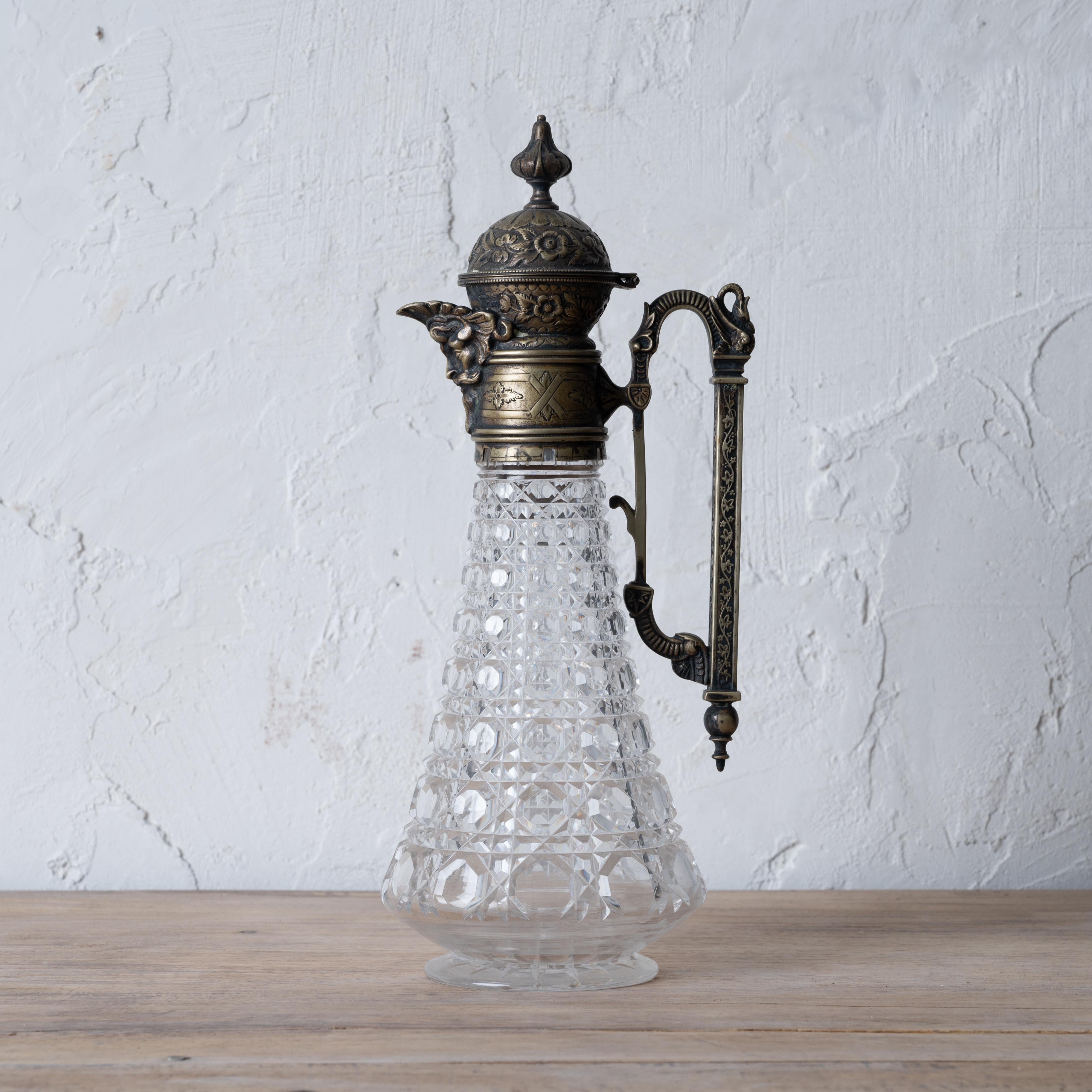 Eine englische viktorianische Kristallflasche mit bacchischem Ausguss, um 1890.



5 ½ Zoll breit, 5 Zoll tief und 12 ½ Zoll hoch



