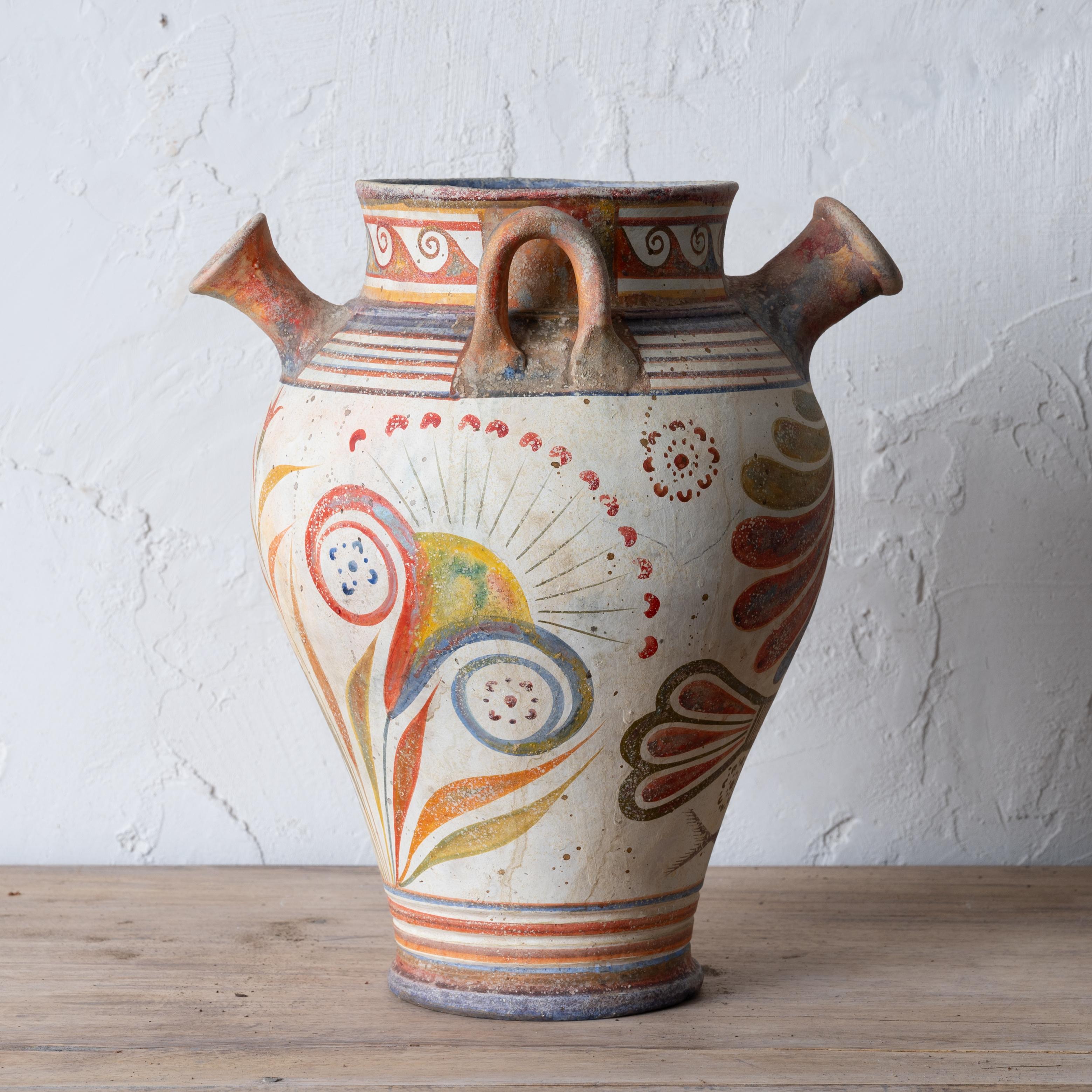 Eine Nachbildung einer minoischen Amphora des griechischen Künstlers Lucas Constantinou.

11 Zoll breit, 9 Zoll tief und 12 ½ Zoll hoch




