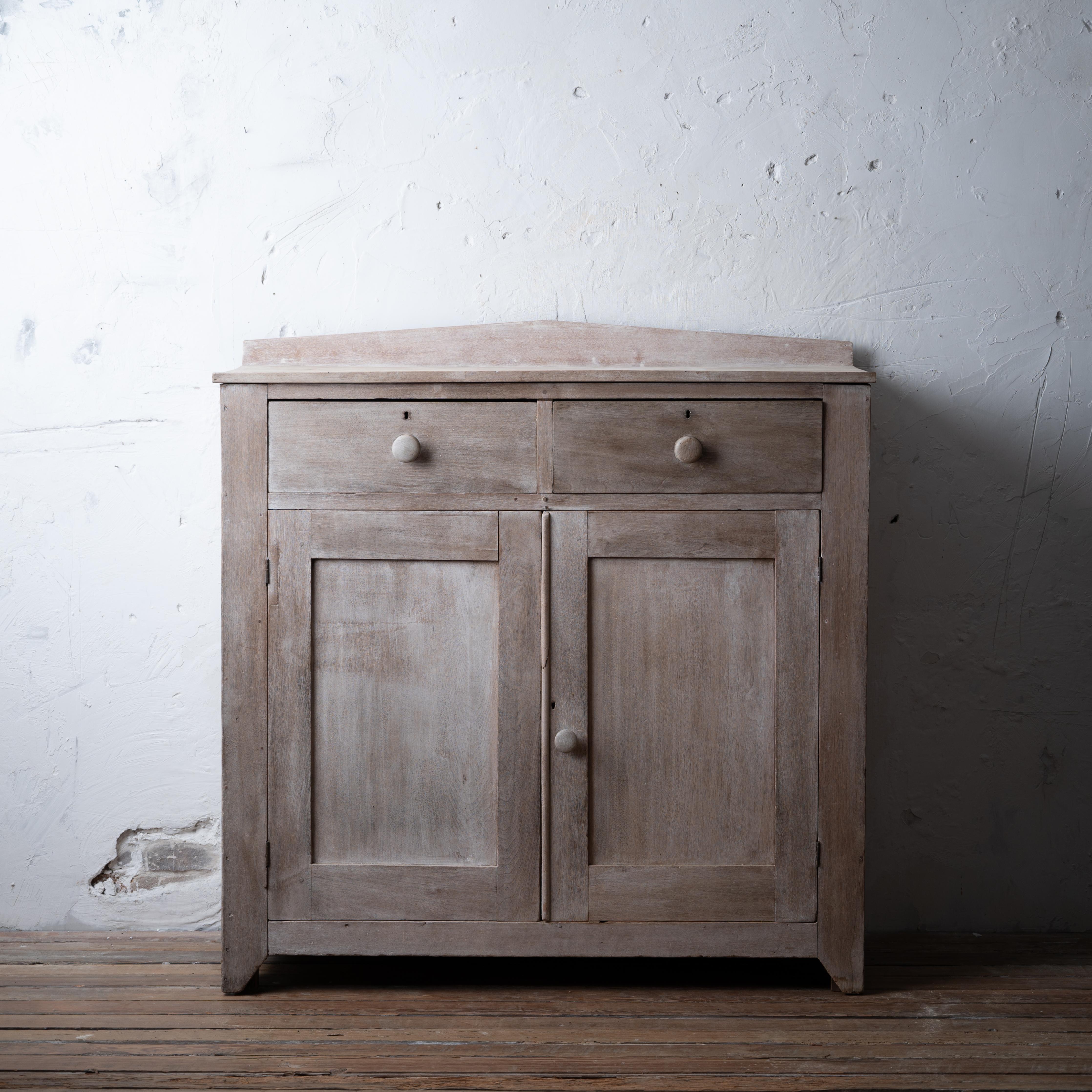 Une armoire à confiture en noyer blanchi du sud.

Inscription à la craie sur le dosseret : 