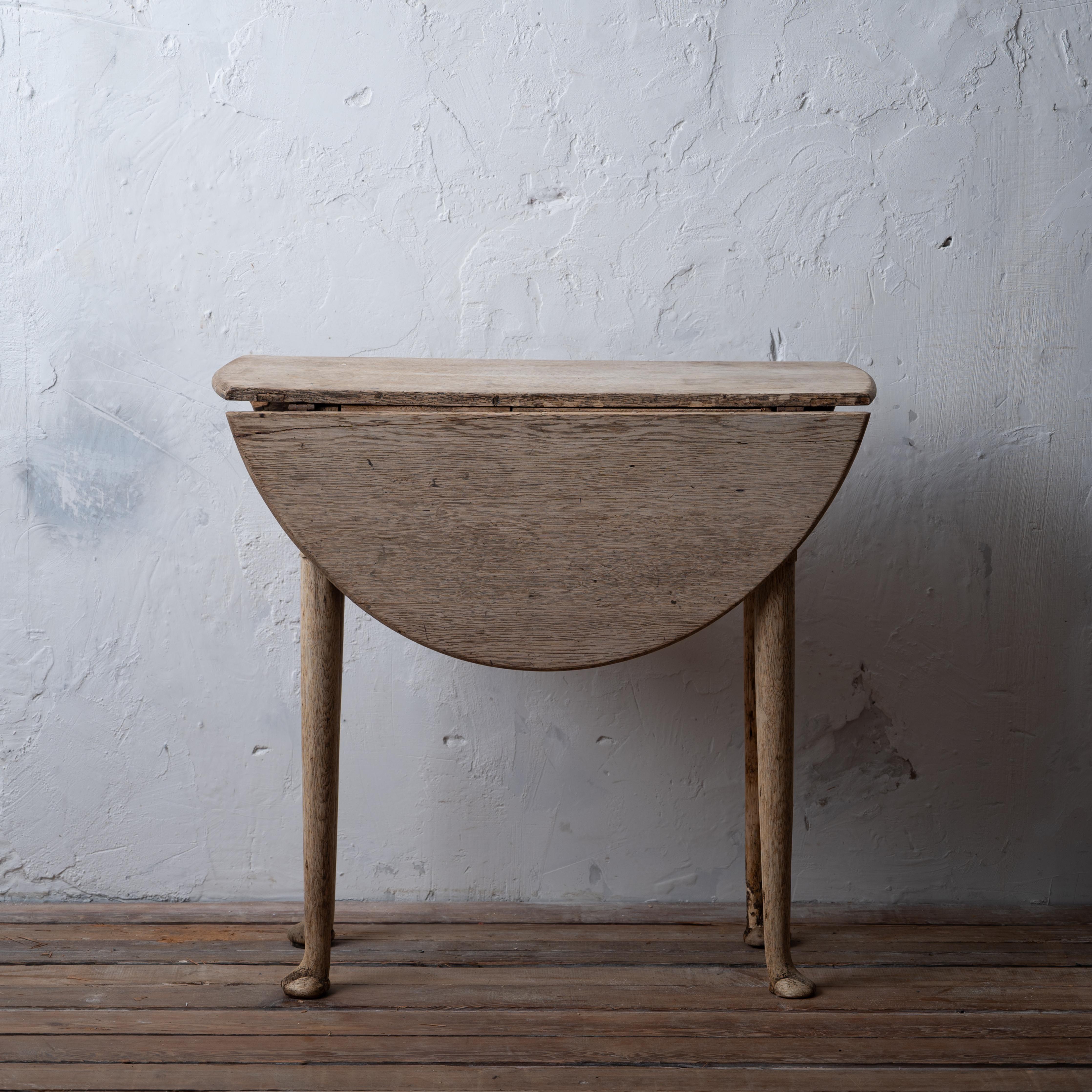 Georgian Bleached Oak Drop Leaf Table In Good Condition For Sale In Savannah, GA
