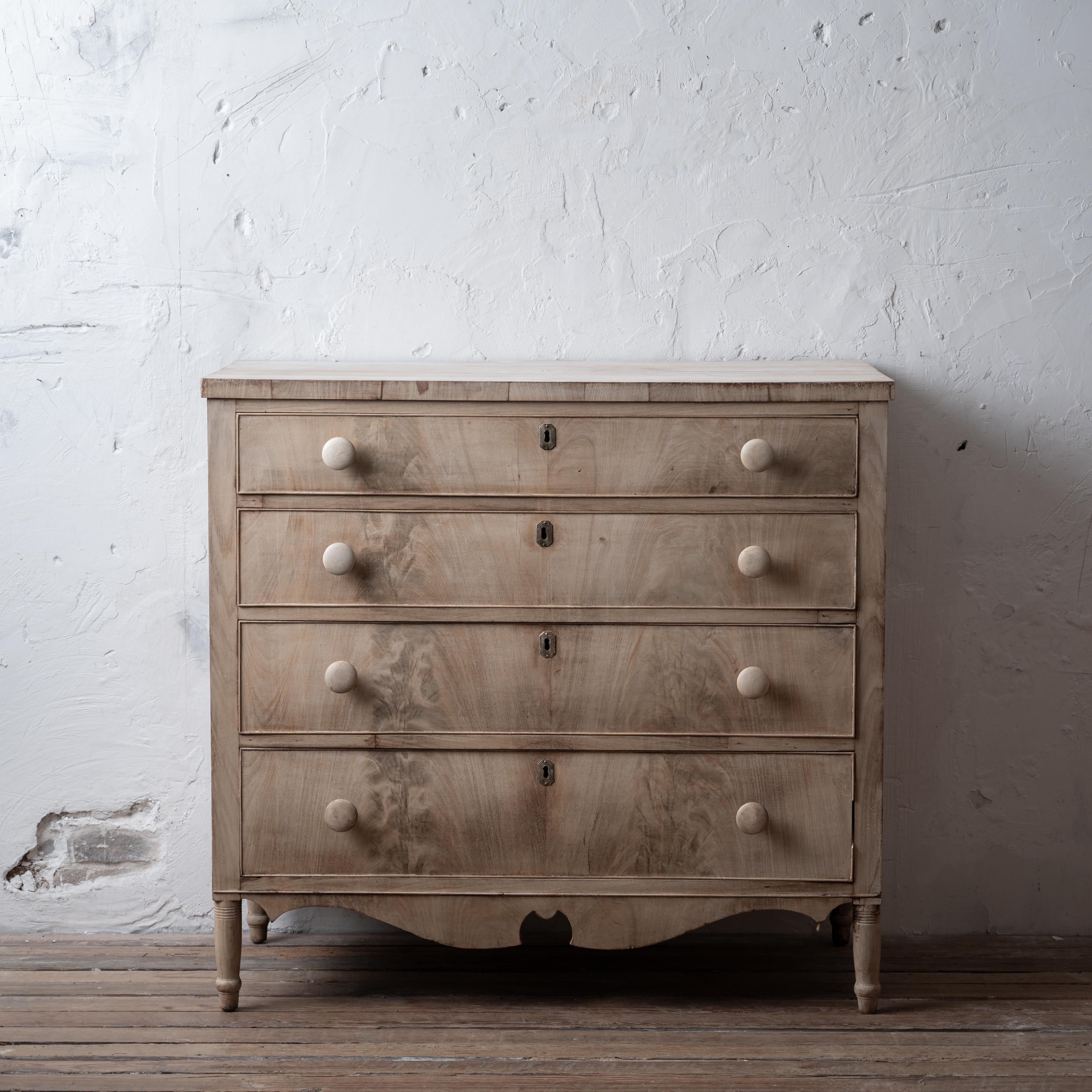 Bleached Sheraton Chest of Drawers, c.1810 In Good Condition For Sale In Savannah, GA