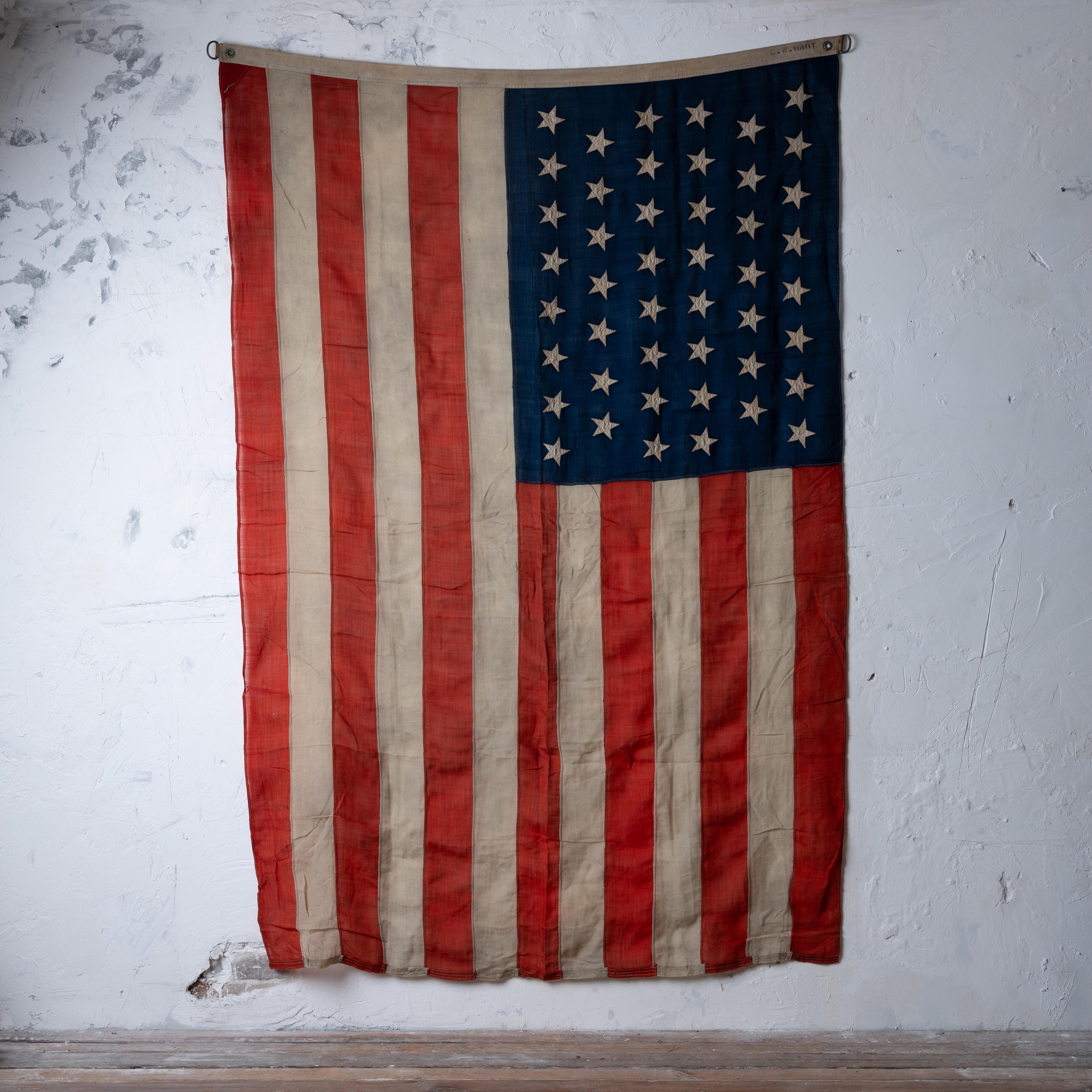 Un drapeau américain de 5 x 8 lin 46 étoiles qui aurait été accroché dans l'usine Hart-Parr dans l'Iowa.

Estampillé C.I.C. Hart. 



mesures réelles : 57 x 87 pouces  



L'ancien propriétaire a hérité d'un membre de sa famille qui travaillait dans