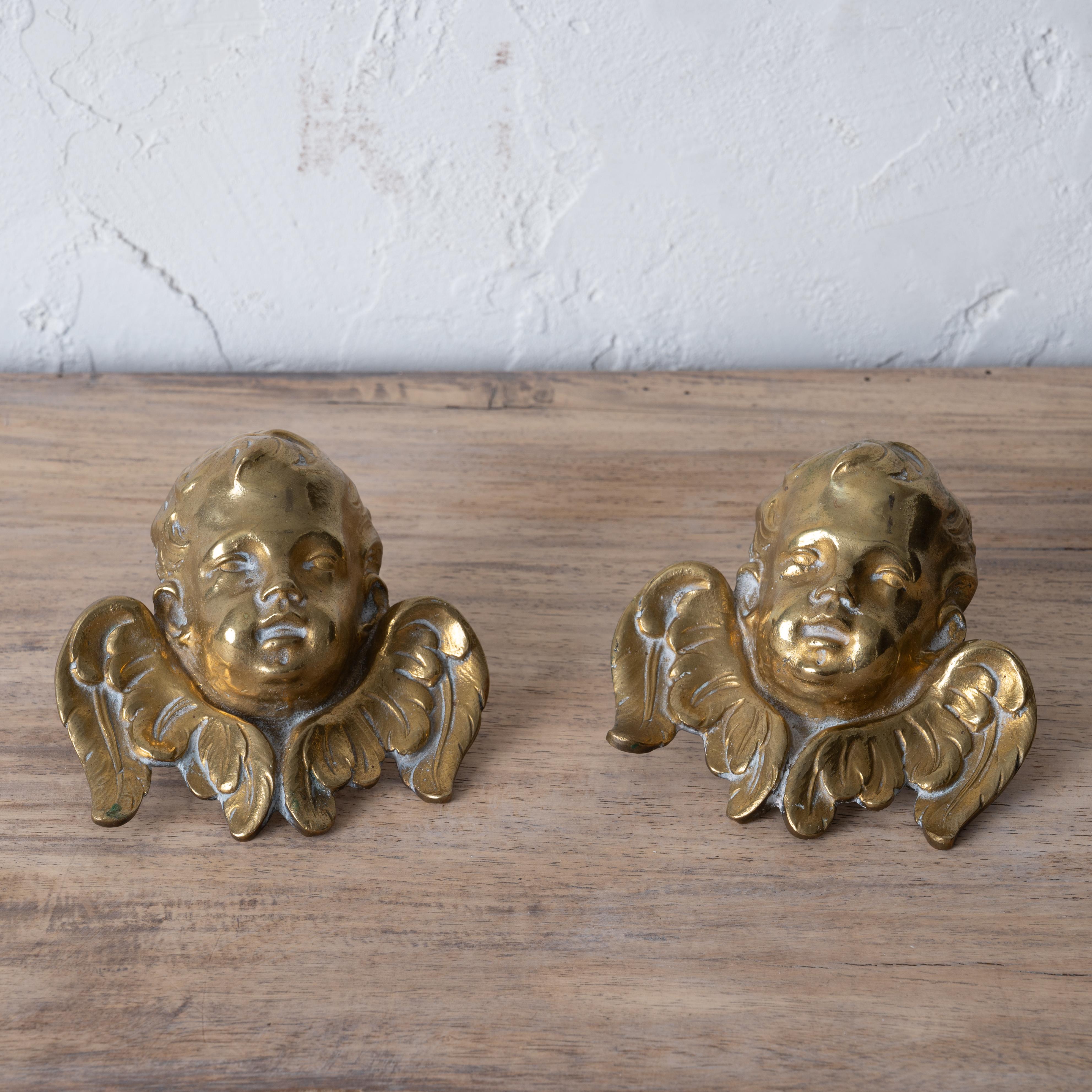 Paire de montures en laiton à tête de chérubin ailée avec tiges filetées, 19e siècle.



4 ¾ pouces de large par 4 ¾ pouces de haut par 1 ½ pouces de profondeur avec un boulon dépassant de 1 ¼ pouces.

