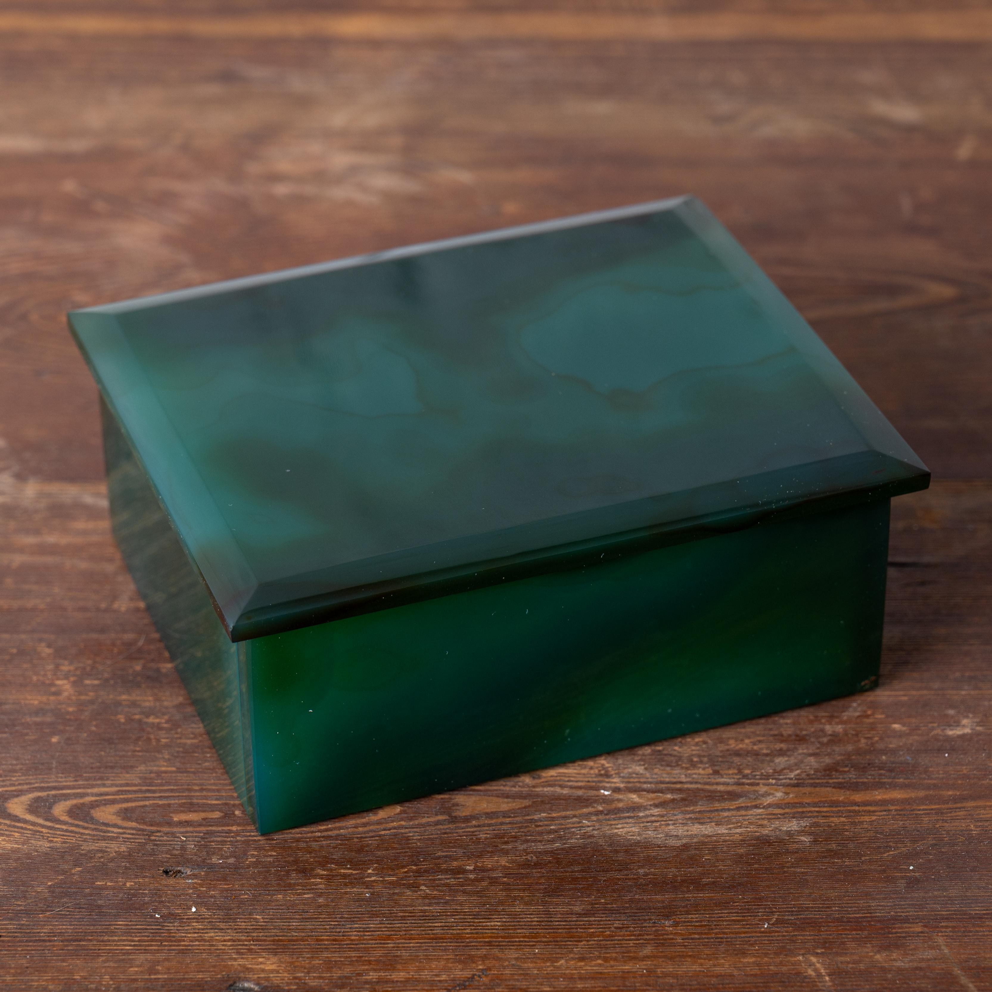 Green Opaline Glass Box In Good Condition For Sale In Savannah, GA