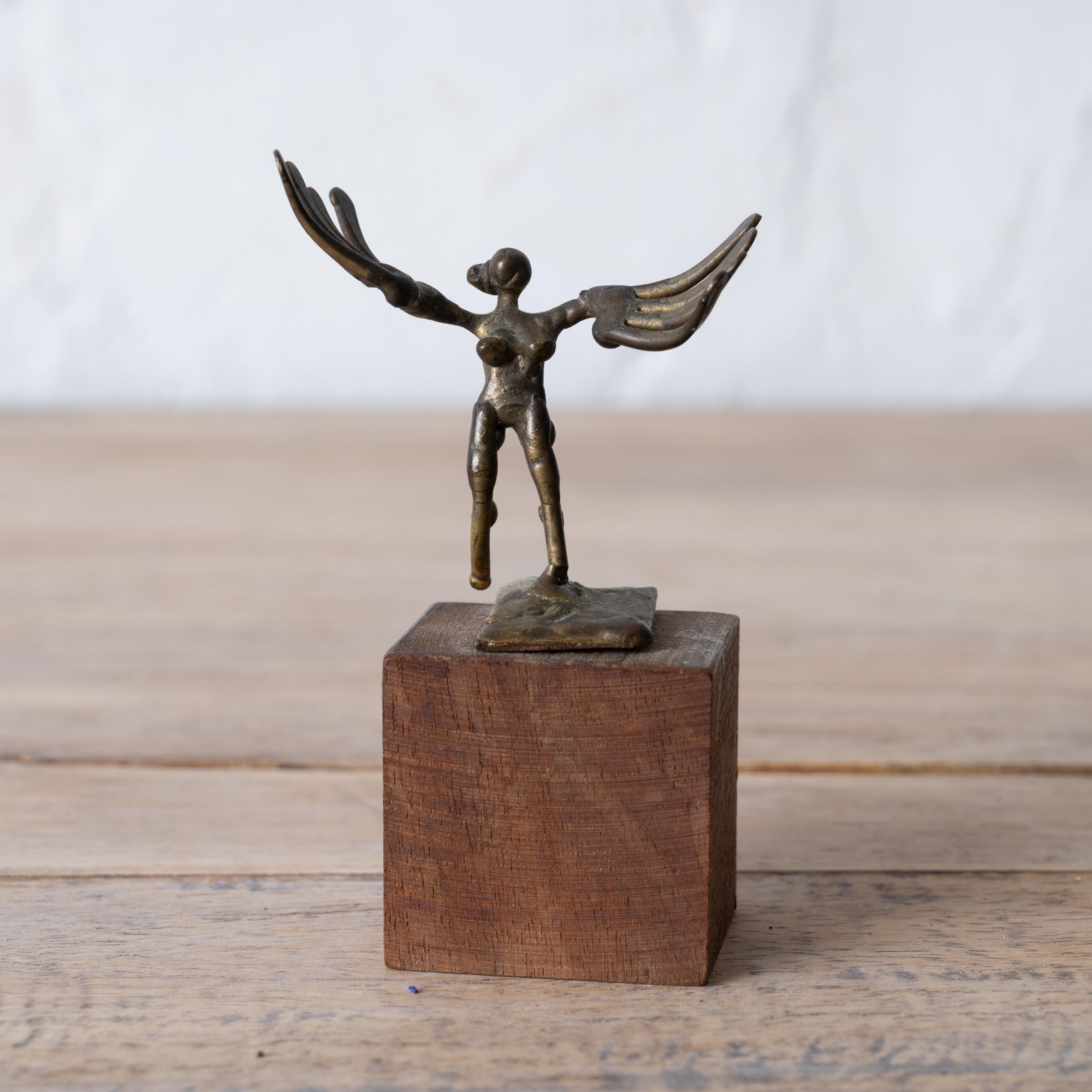 Joseph A. Burlini
(Americano, nato nel 1937)



femmina alata in bronzo su base di Wood

Firma e data incise alla base 