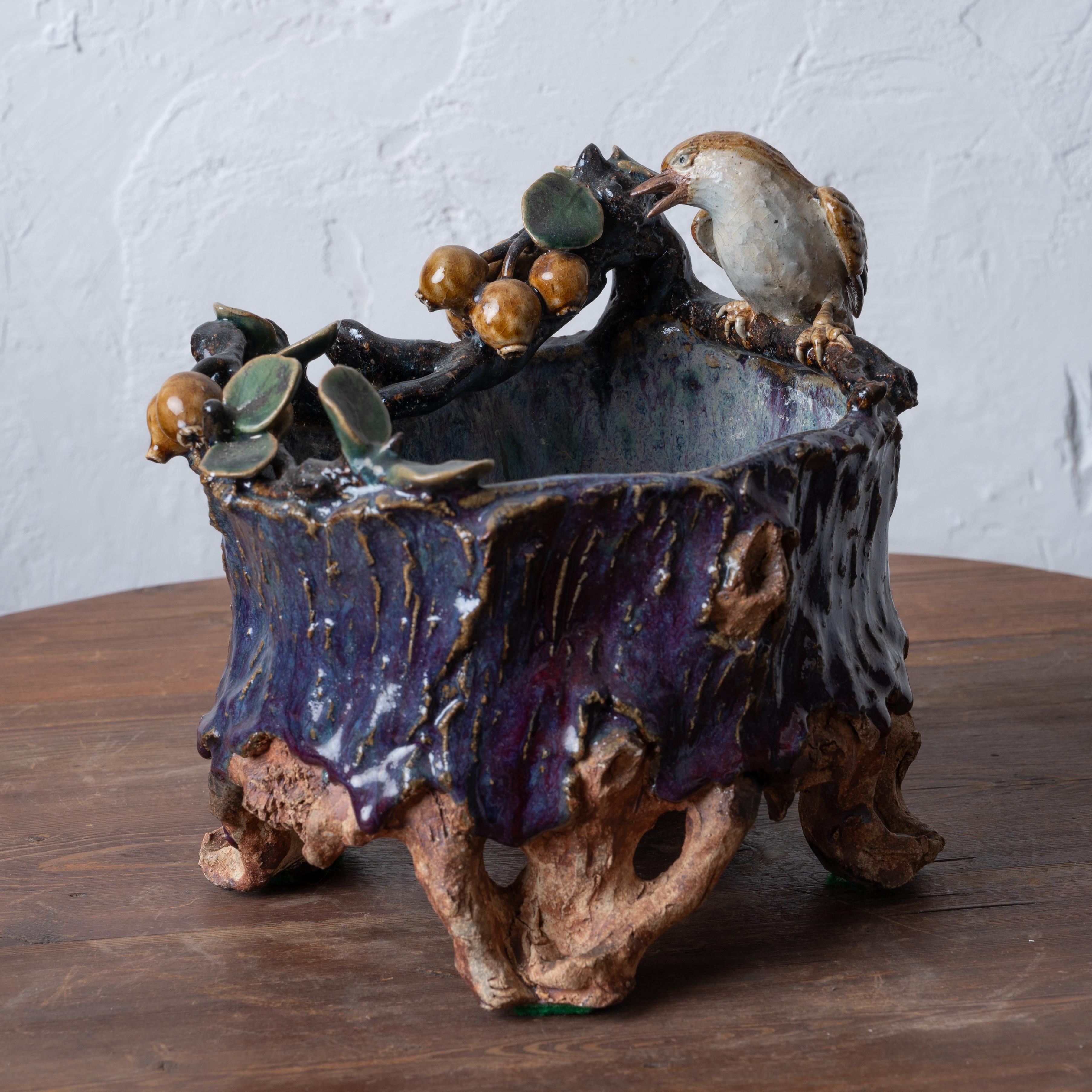 Vaso in ceramica faux bois con uccello alla maniera della ceramica Shiwan dell'artista Luo Xuan 羅傳 del Boyun Pottery Workshop 博雲陶坊 di Foshan, Guangzhou, Cina.



9 pollici di larghezza, 7 pollici e mezzo di profondità e 9 pollici di altezza



