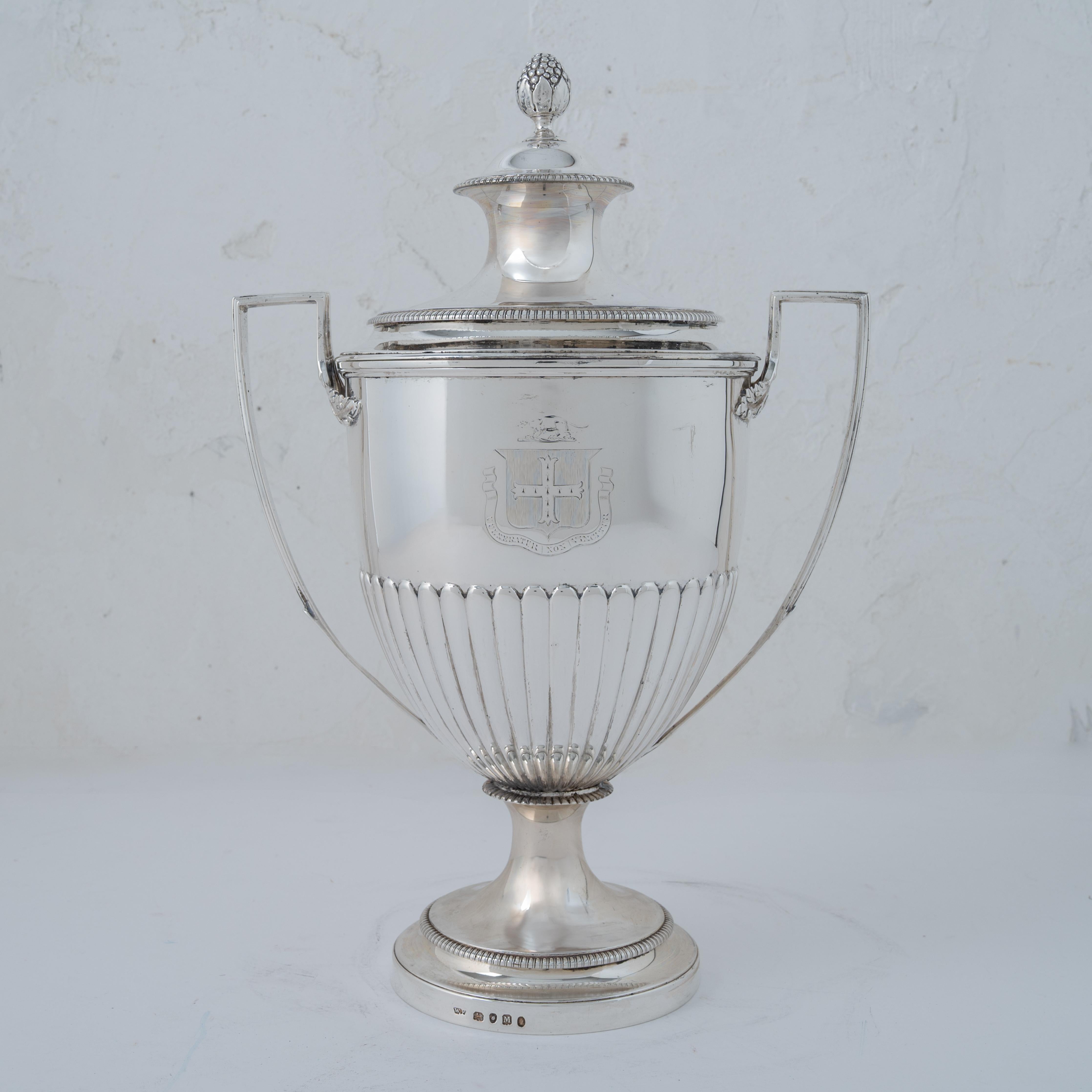Britannico Coppa coperta in sterline di Giorgio III, William Frisbee, 1807 in vendita