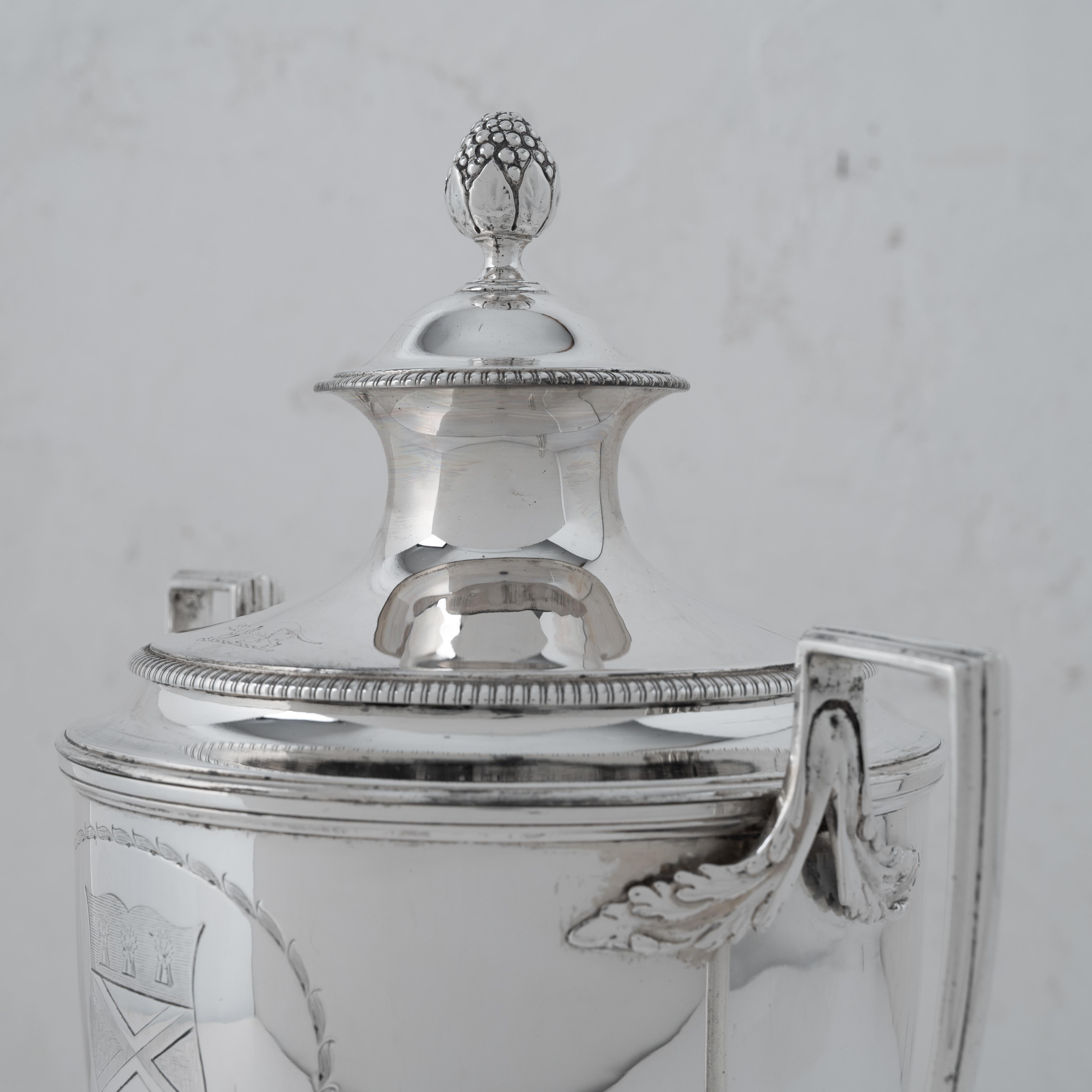 Coppa coperta in sterline di Giorgio III, William Frisbee, 1807 in vendita 4