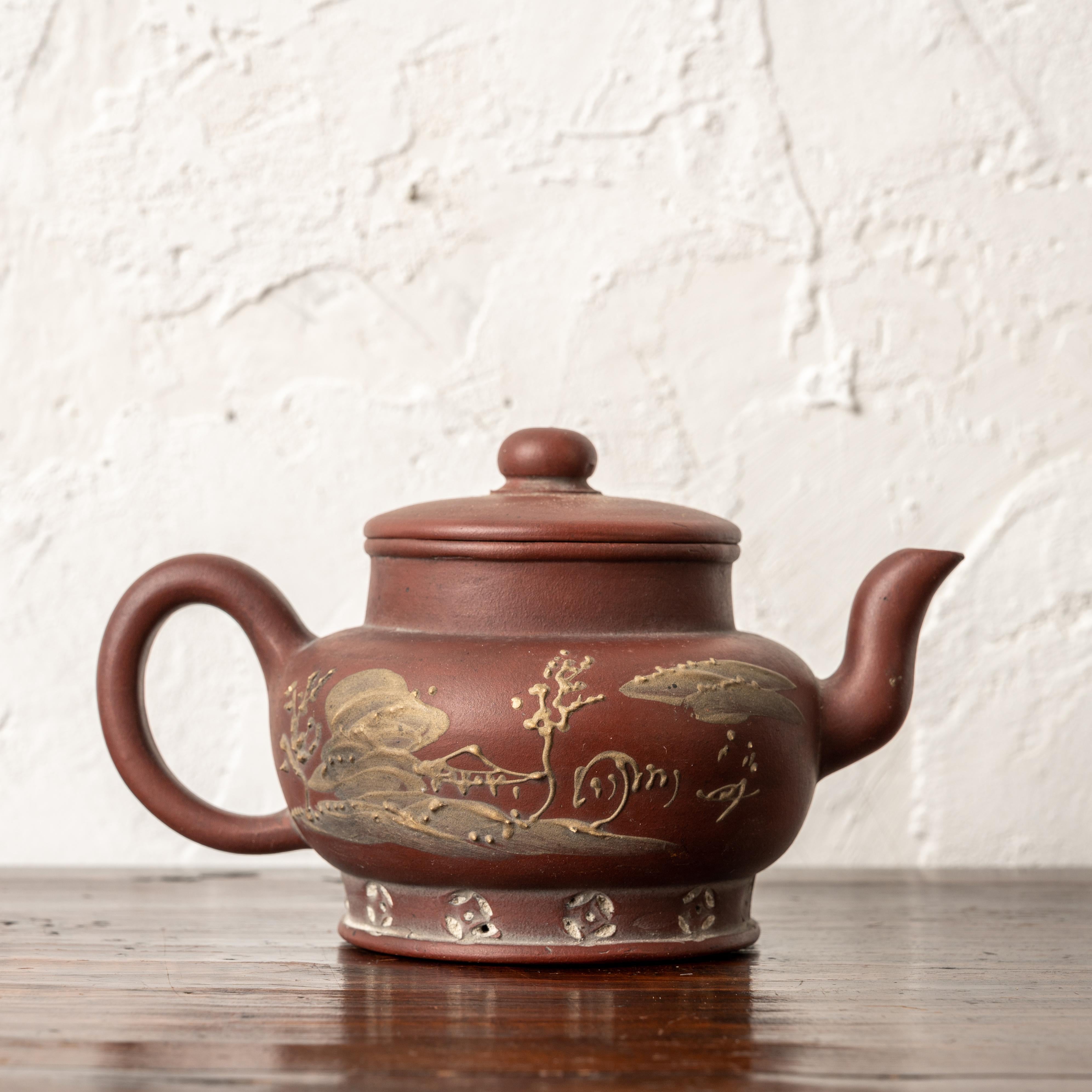 A Yixing teapot, Qing Dynasty, circa 1900.



6 ¾ inches wide by 4 ¼ inches deep by 3 ¾ inches tall



