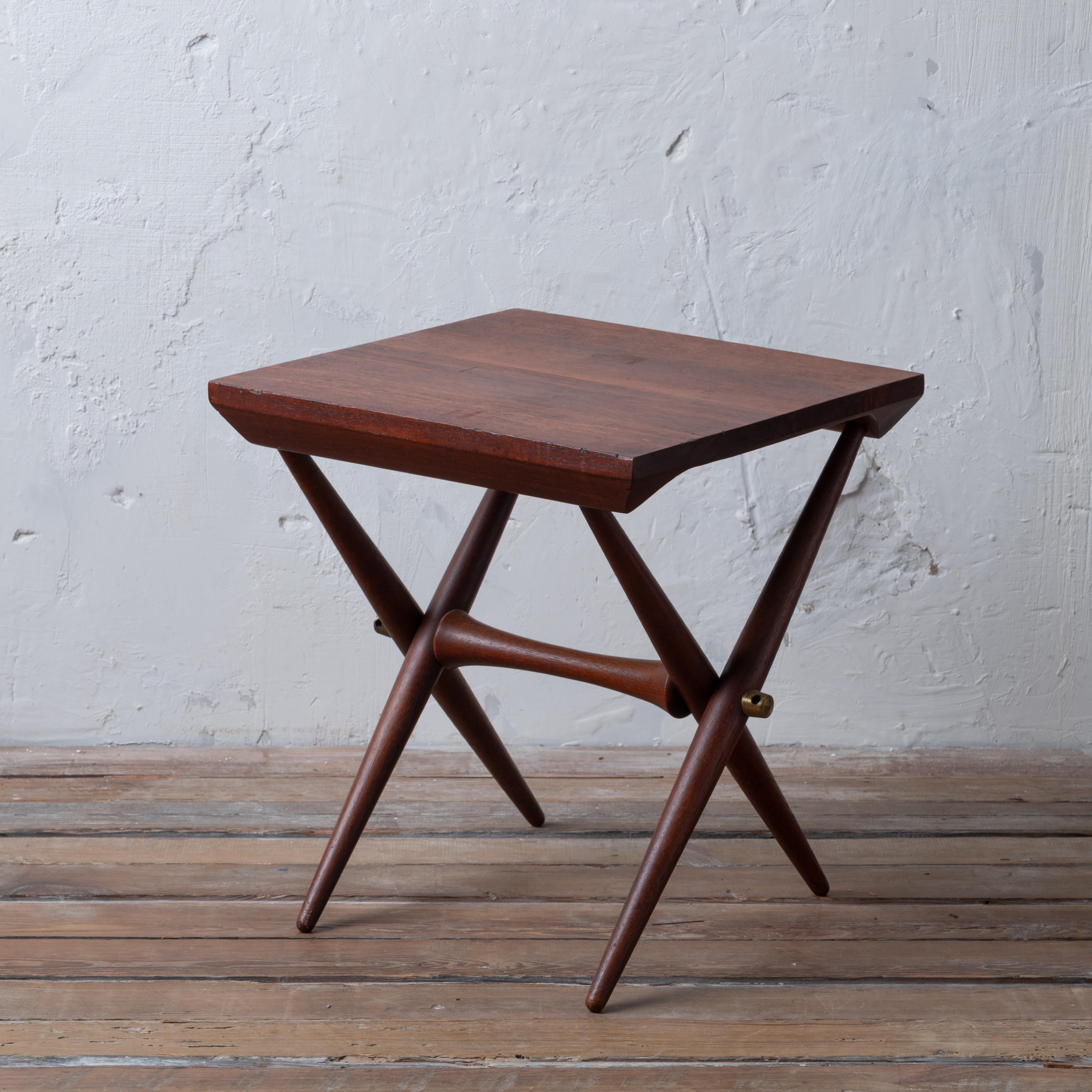 Table d'appoint en teck de Jens Quistgaard pour Dansk, vers 1966.



16 pouces de large par 15 ¼ pouces de profondeur par 17 ¼ pouces de hauteur





