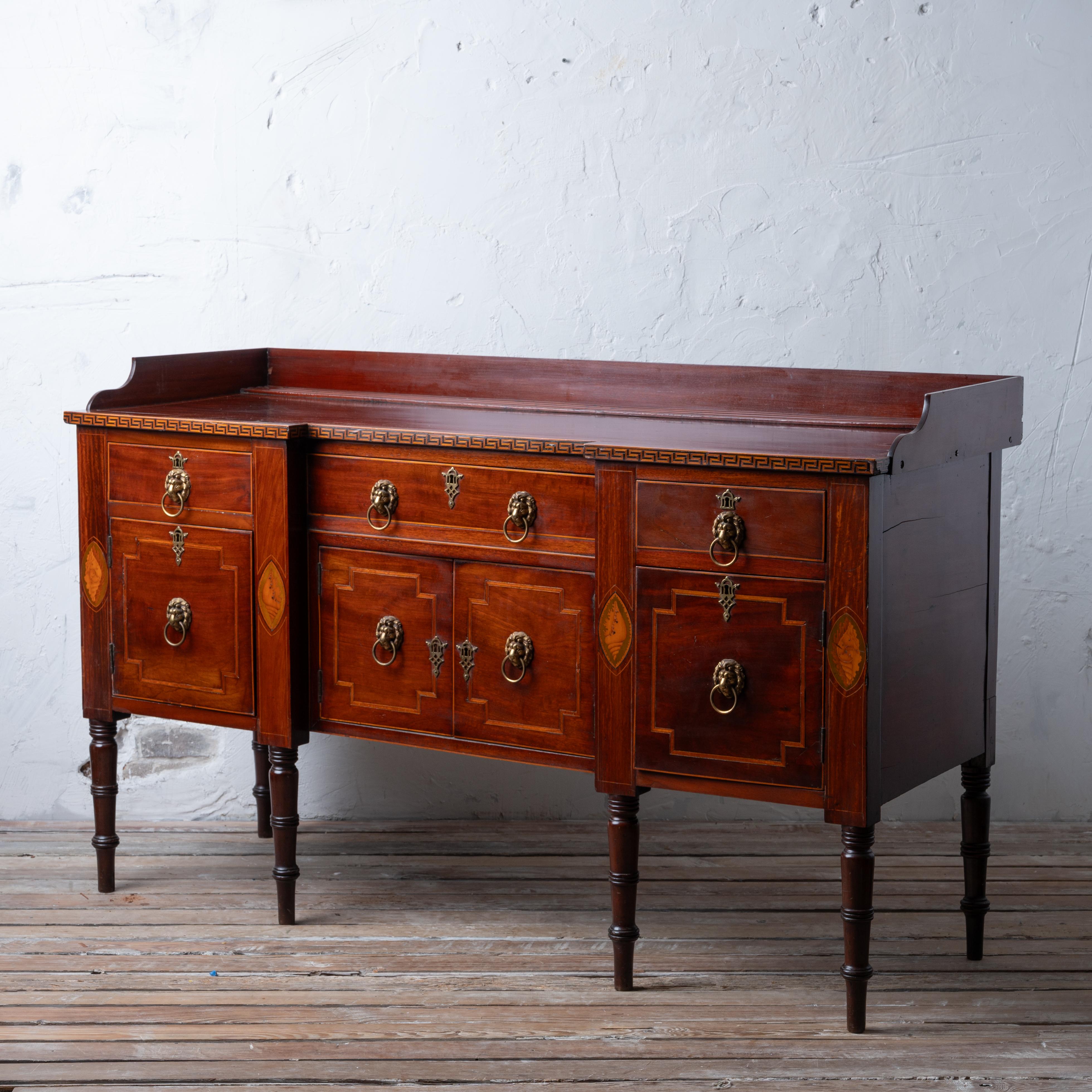 Regency-Anrichte aus Mahagoni mit Intarsien, um 1820.

Außergewöhnliche Intarsien aus griechischem Schlüssel und Muschelschale.



59 ¼ Zoll breit, 22 Zoll tief und 36 ½ Zoll hoch an der Aufkantung; 

33 Zoll hoch bis zur Oberfläche



