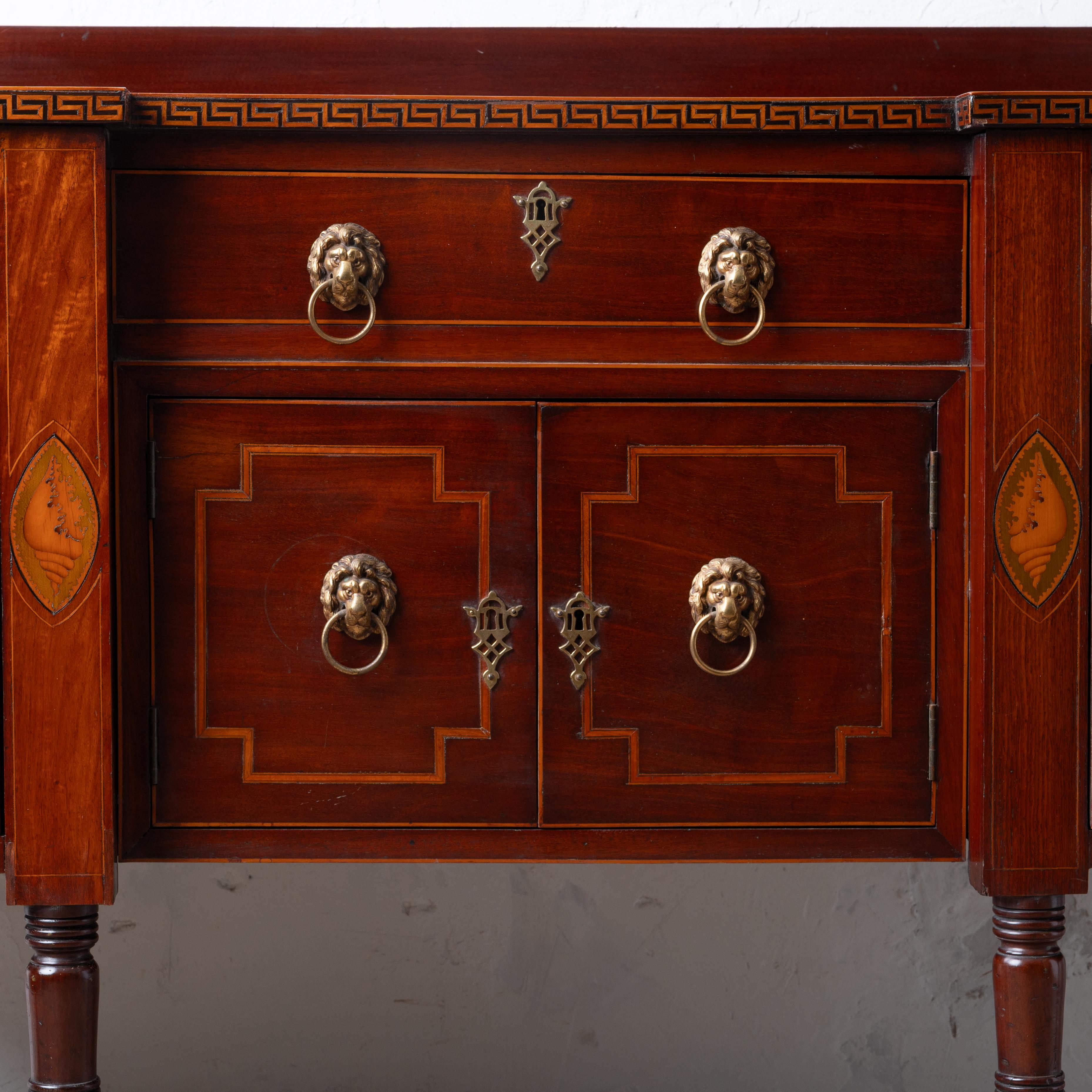 Regency-Anrichte aus Mahagoni mit Intarsien, um 1820 (Frühes 19. Jahrhundert) im Angebot