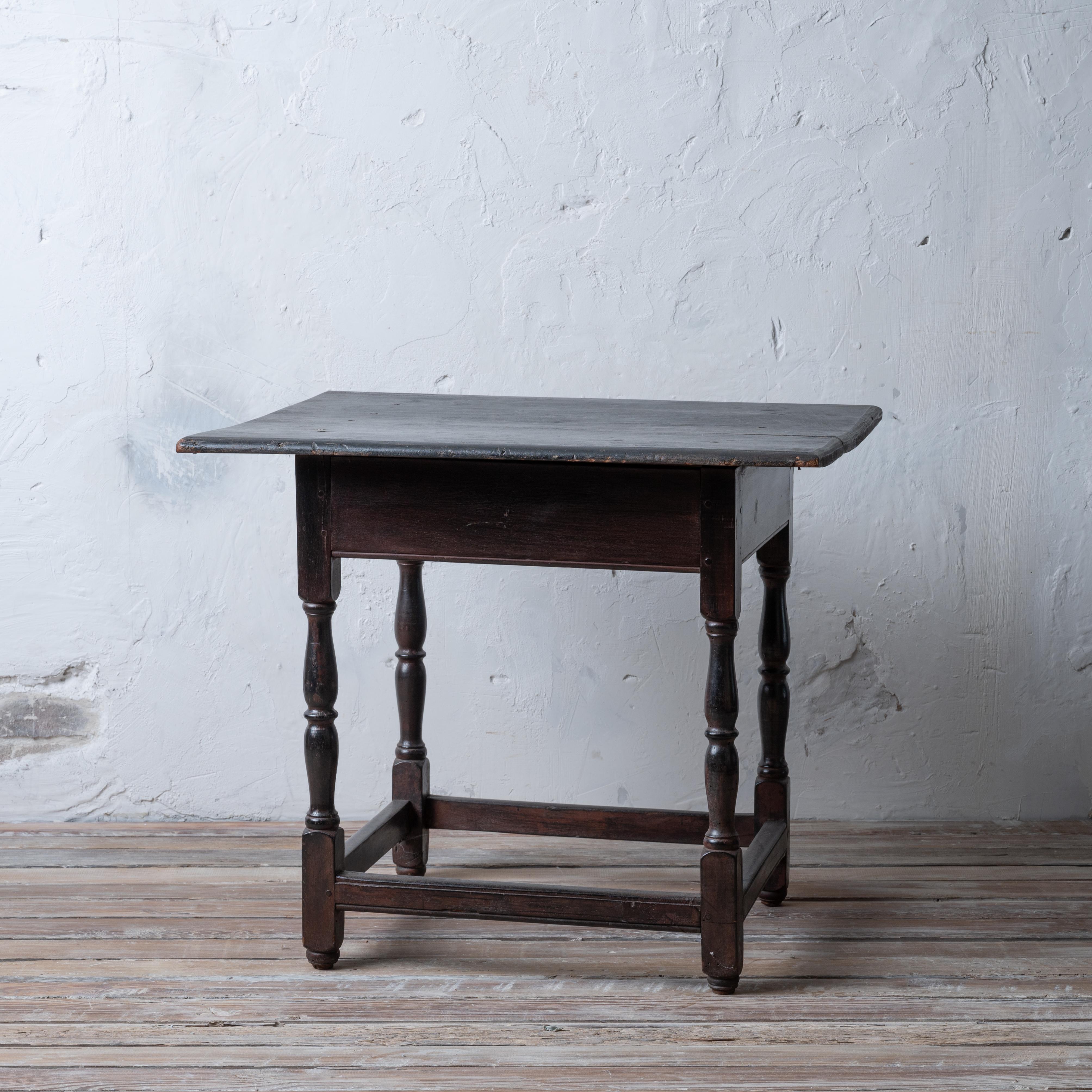 Walnut Tavern Table, 18th Century, South Carolina Estate In Good Condition For Sale In Savannah, GA