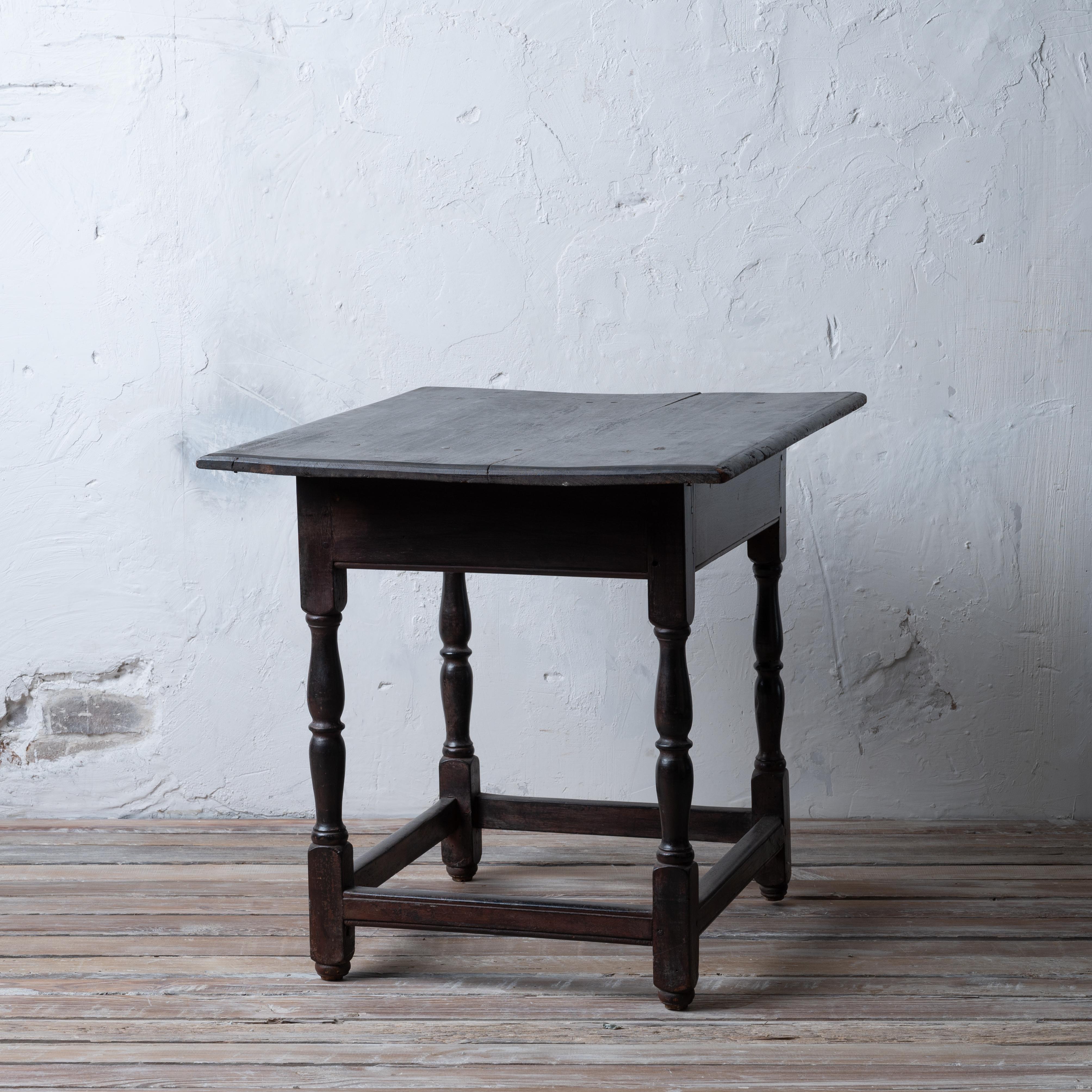 American Walnut Tavern Table, 18th Century, South Carolina Estate For Sale
