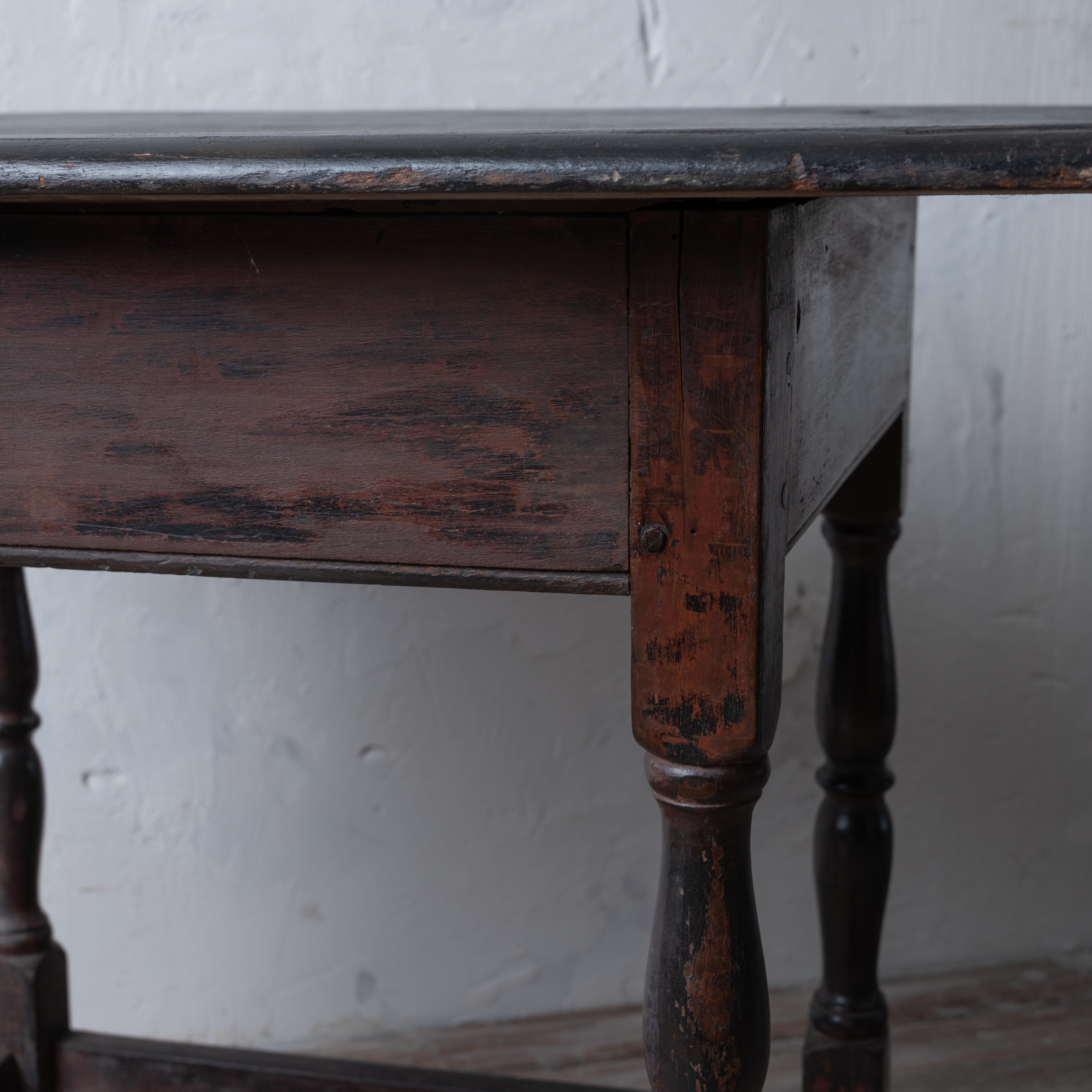 Walnut Tavern Table, 18th Century, South Carolina Estate For Sale 4