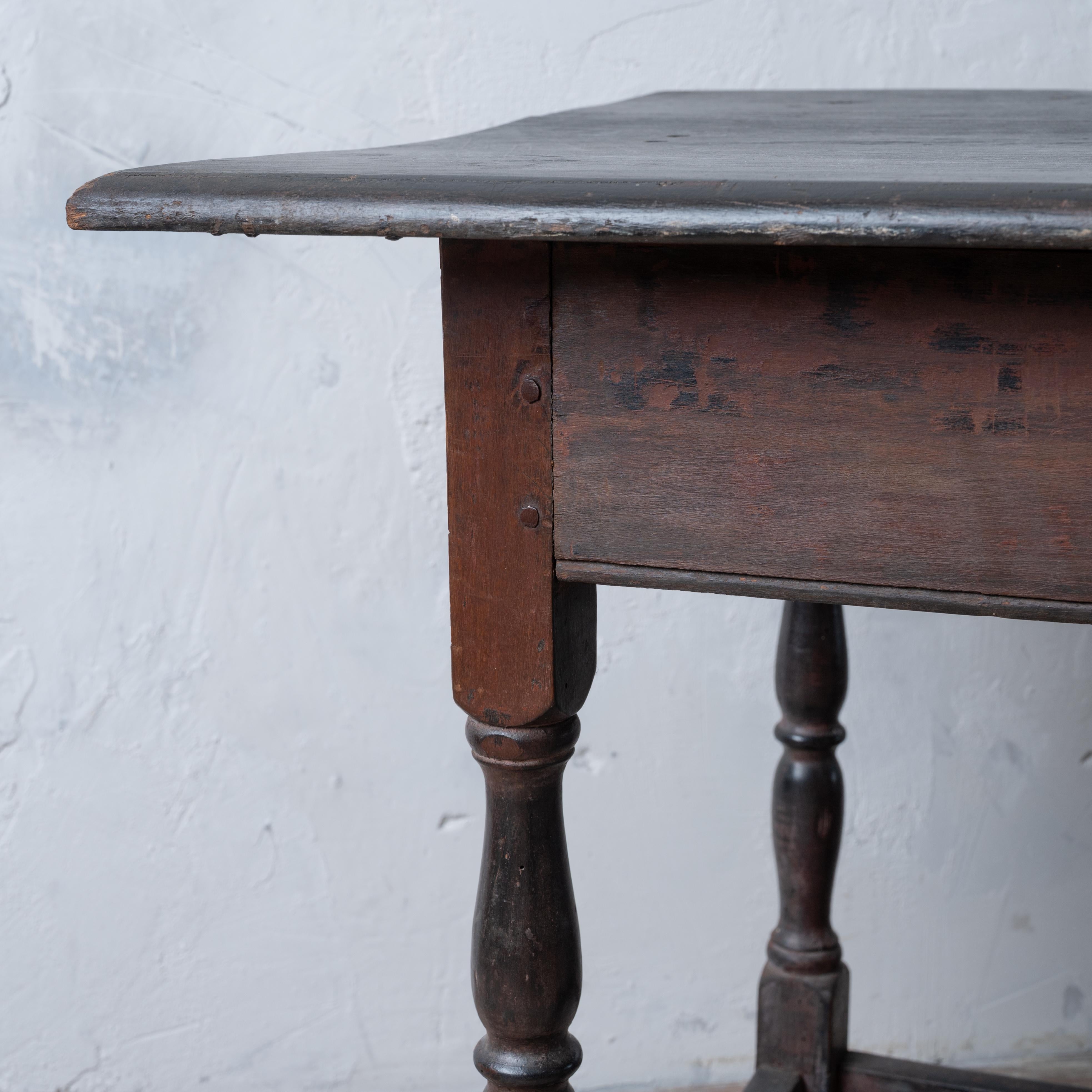 Walnut Tavern Table, 18th Century, South Carolina Estate For Sale 3