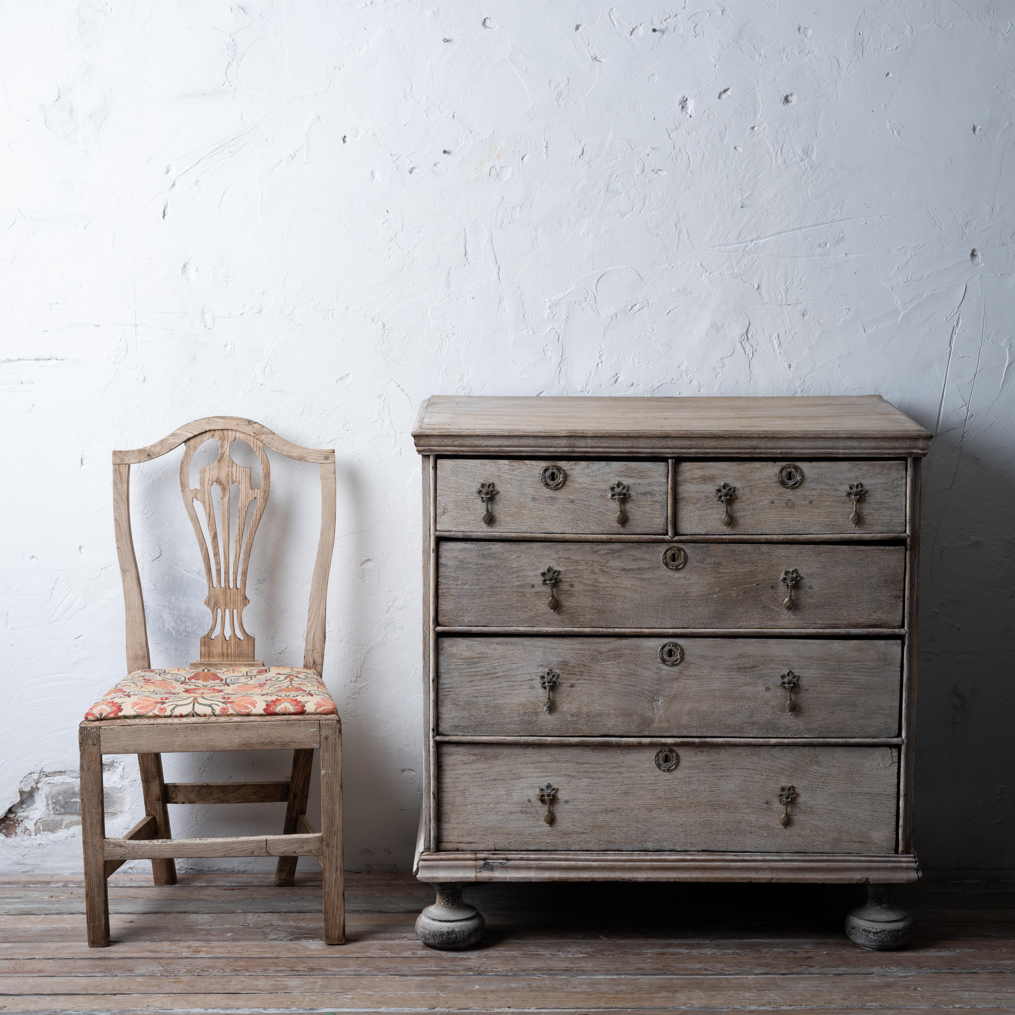 Gebleichter Chippendale-Stuhl im Landhausstil mit gesticktem Sitz, 19.



19 Zoll breit x 17 Zoll tief x 37 Zoll hoch; Sitzhöhe 18 Zoll



